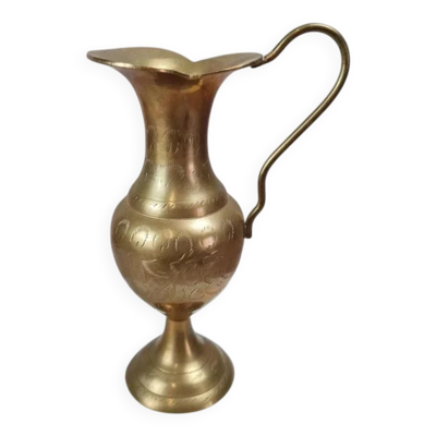 Petit pichet oriental en laiton gravé