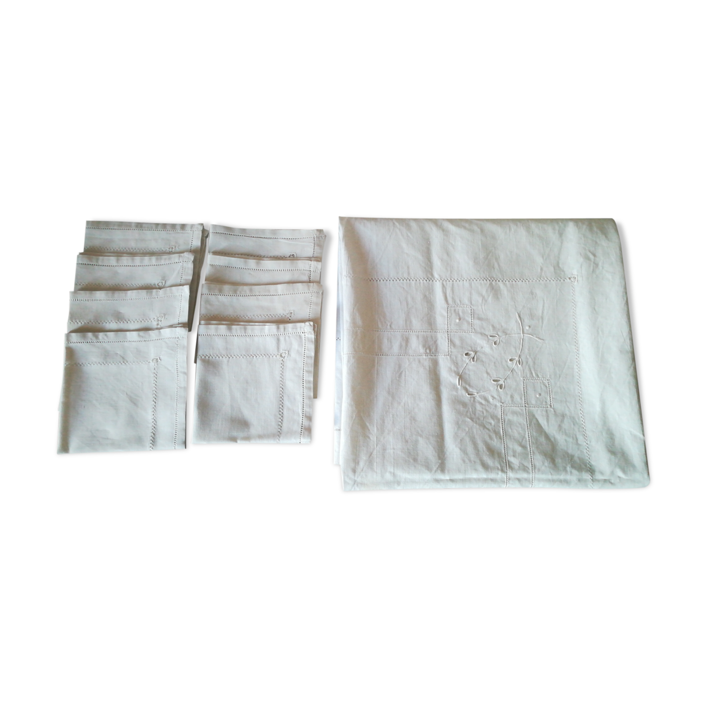 Cotton tablecloth has days and its 8 napkins to match