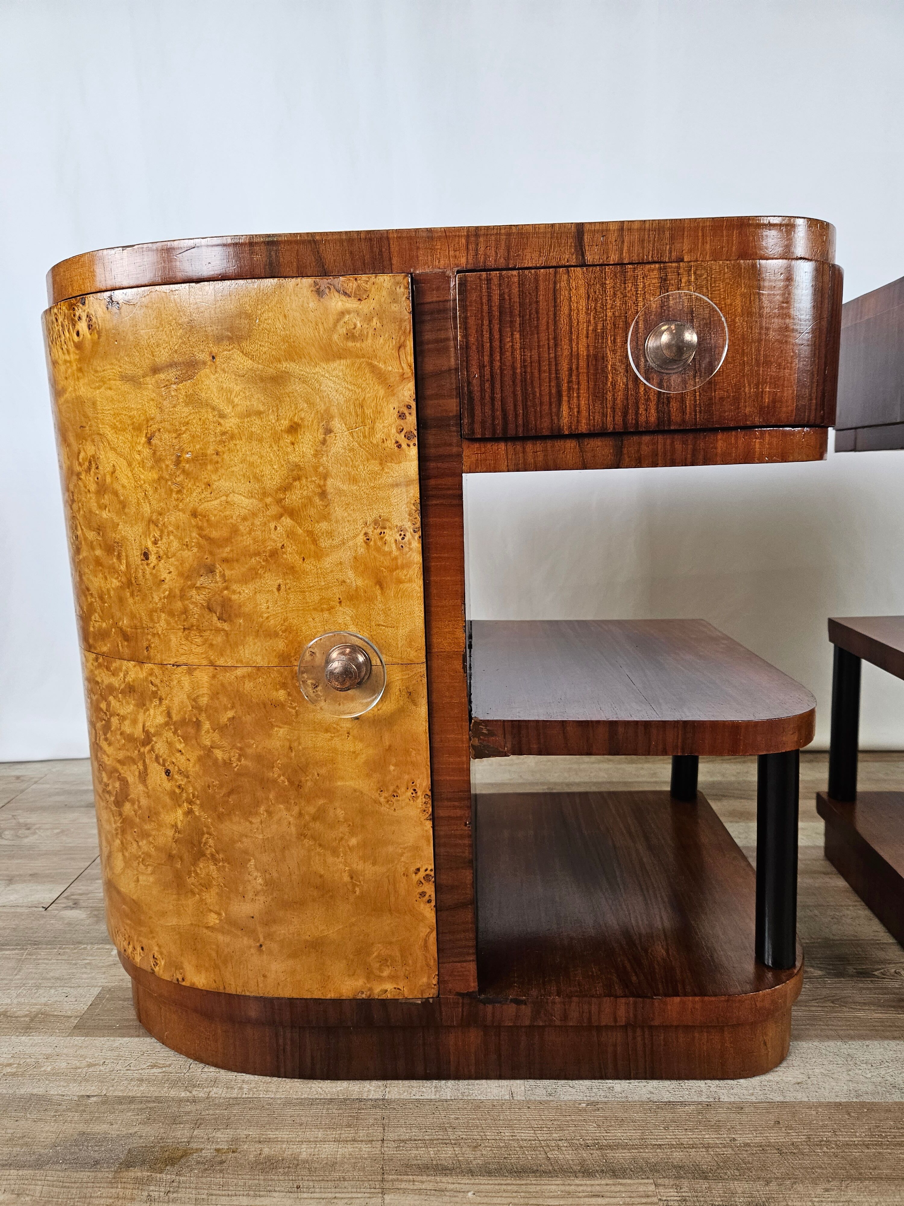 Pair of Art Decò bedside tables in walnut and thuja