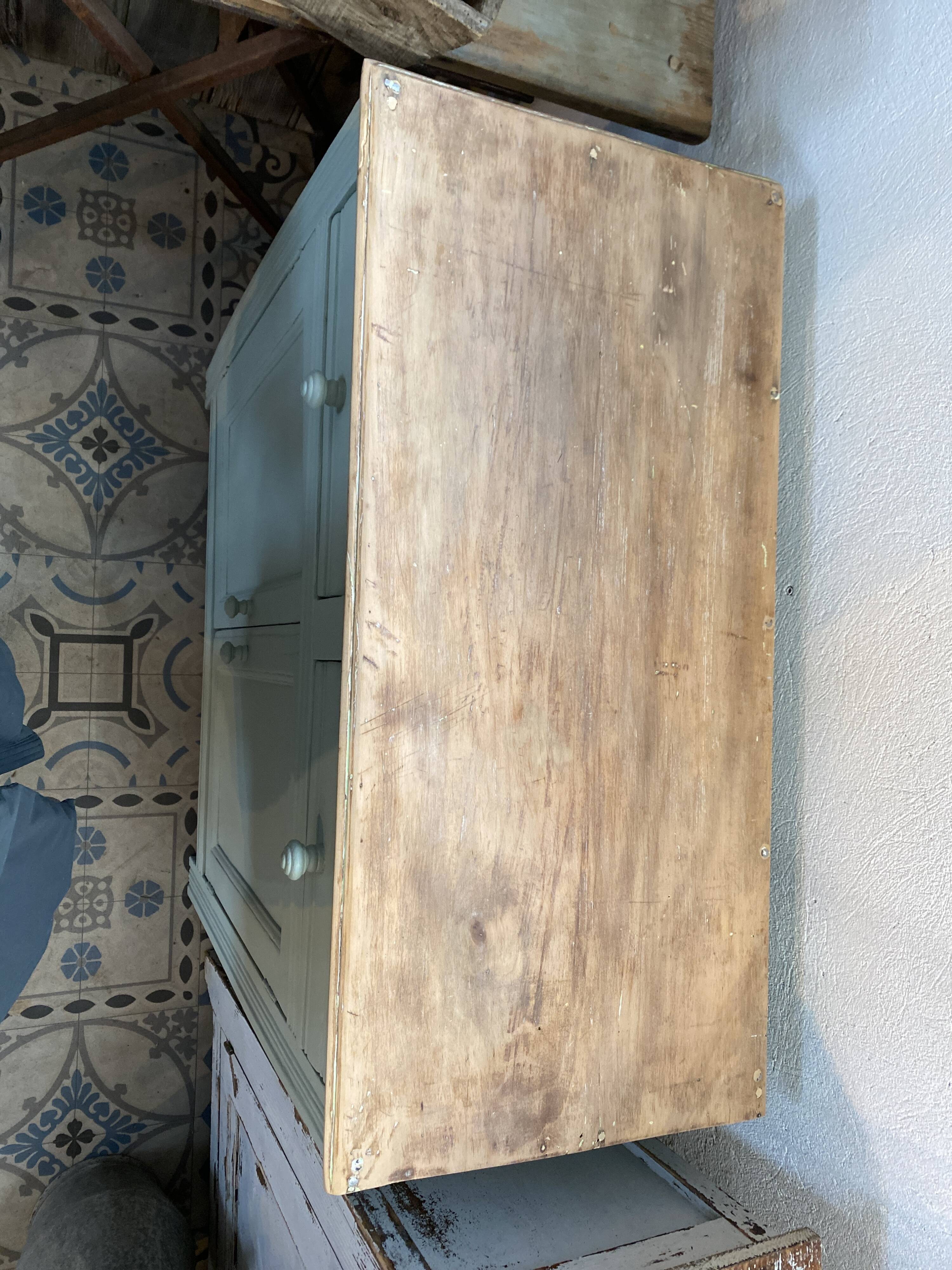 Water green Parisian buffet