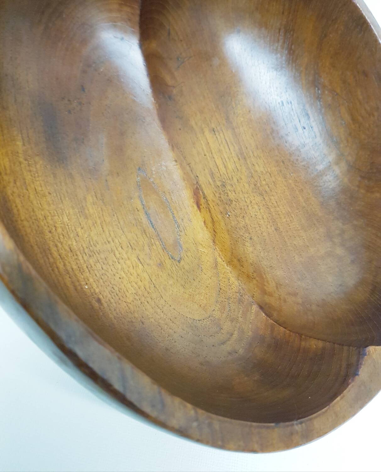 Coupe à fruits en teck sculptée à la main
