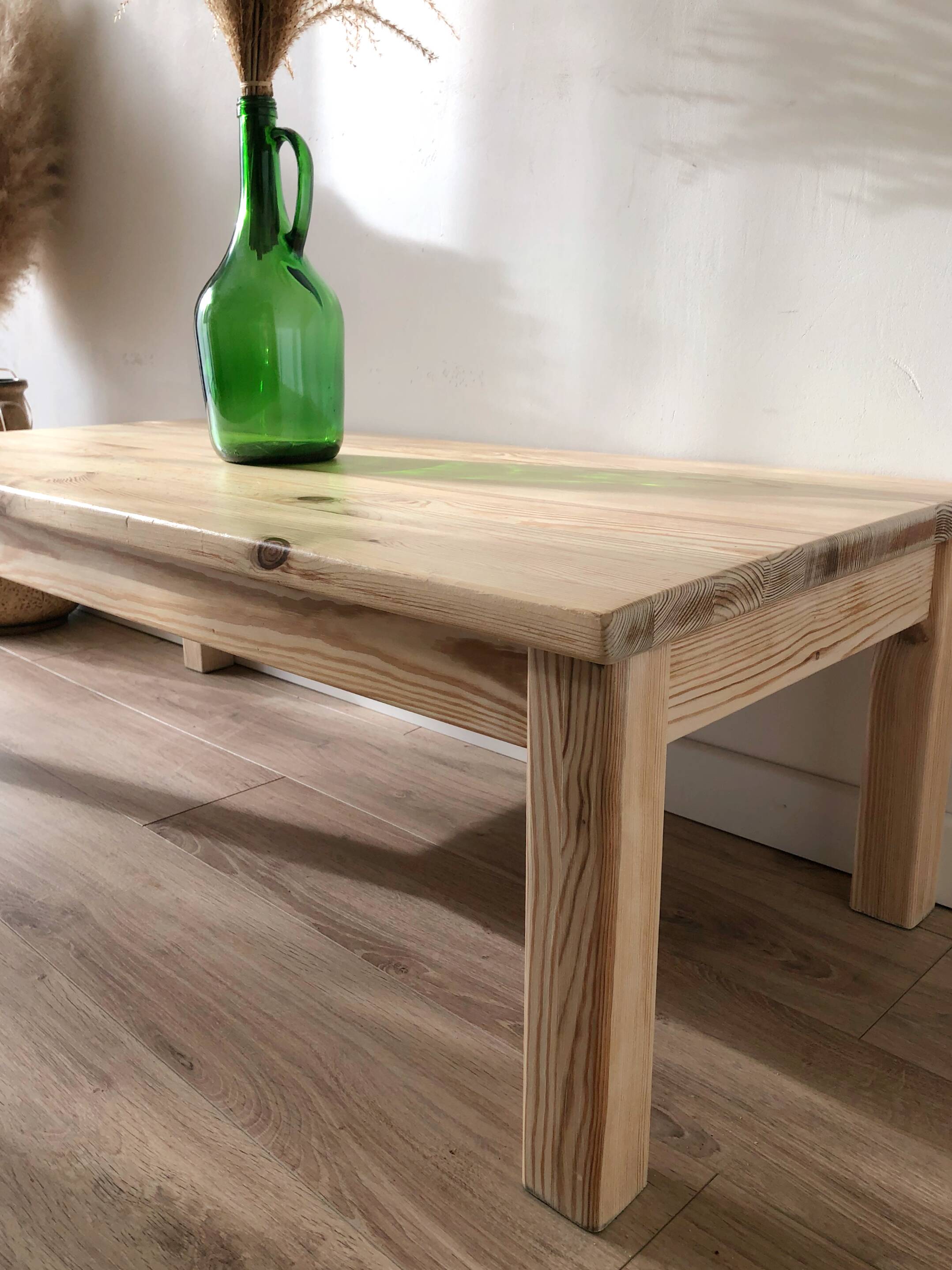 Farmhouse style coffee table, in solid pine