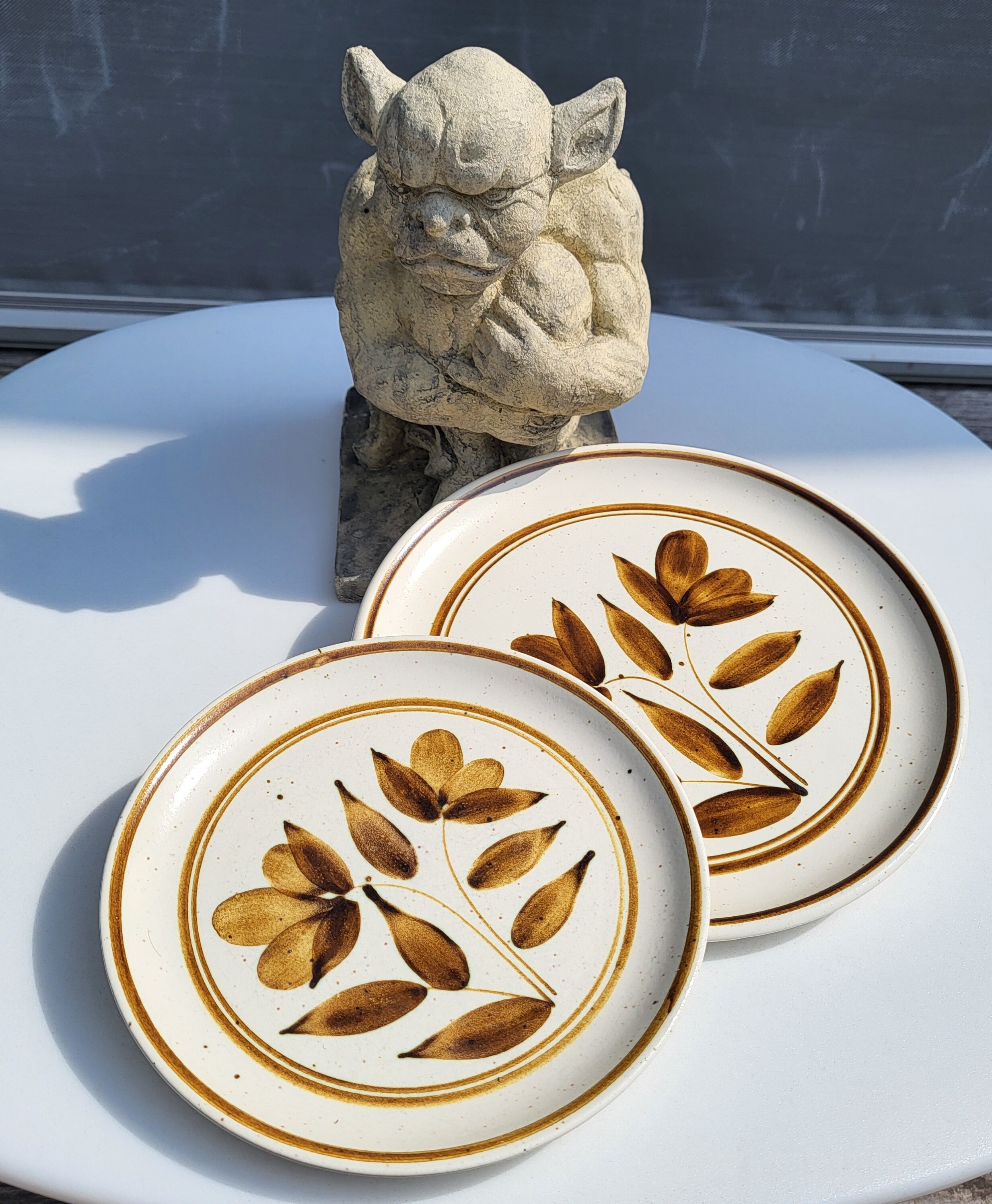 Duo d'assiettes en grès Longchamp marron à décor de fleurs