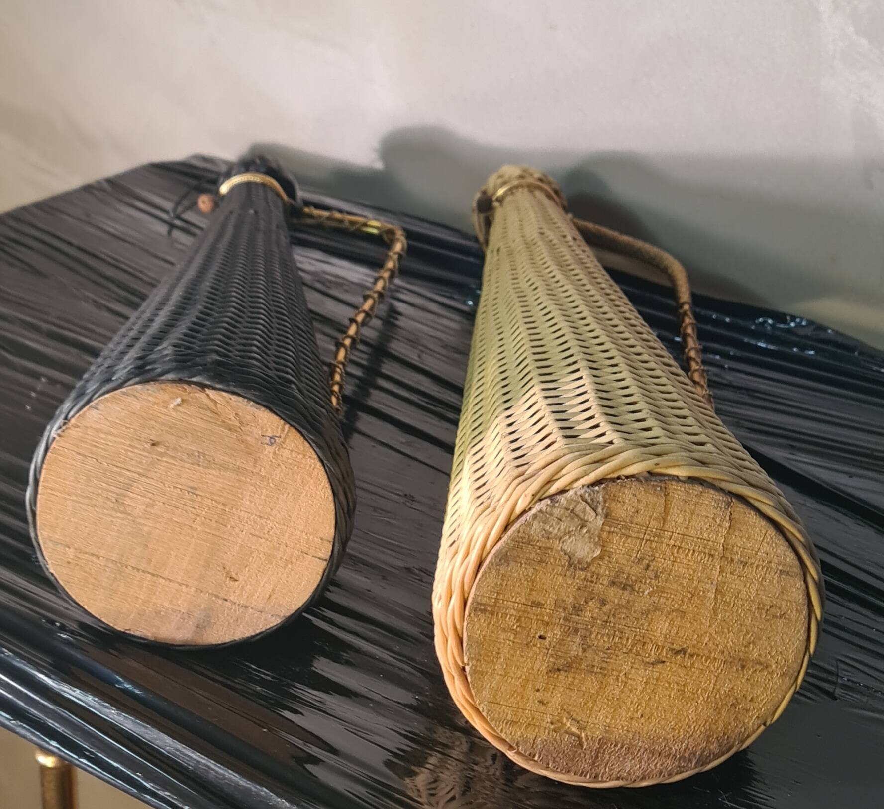 Lot of Scoubidou bottles from the 1960s to the 1970s, 1 black and 1 cream 44x10