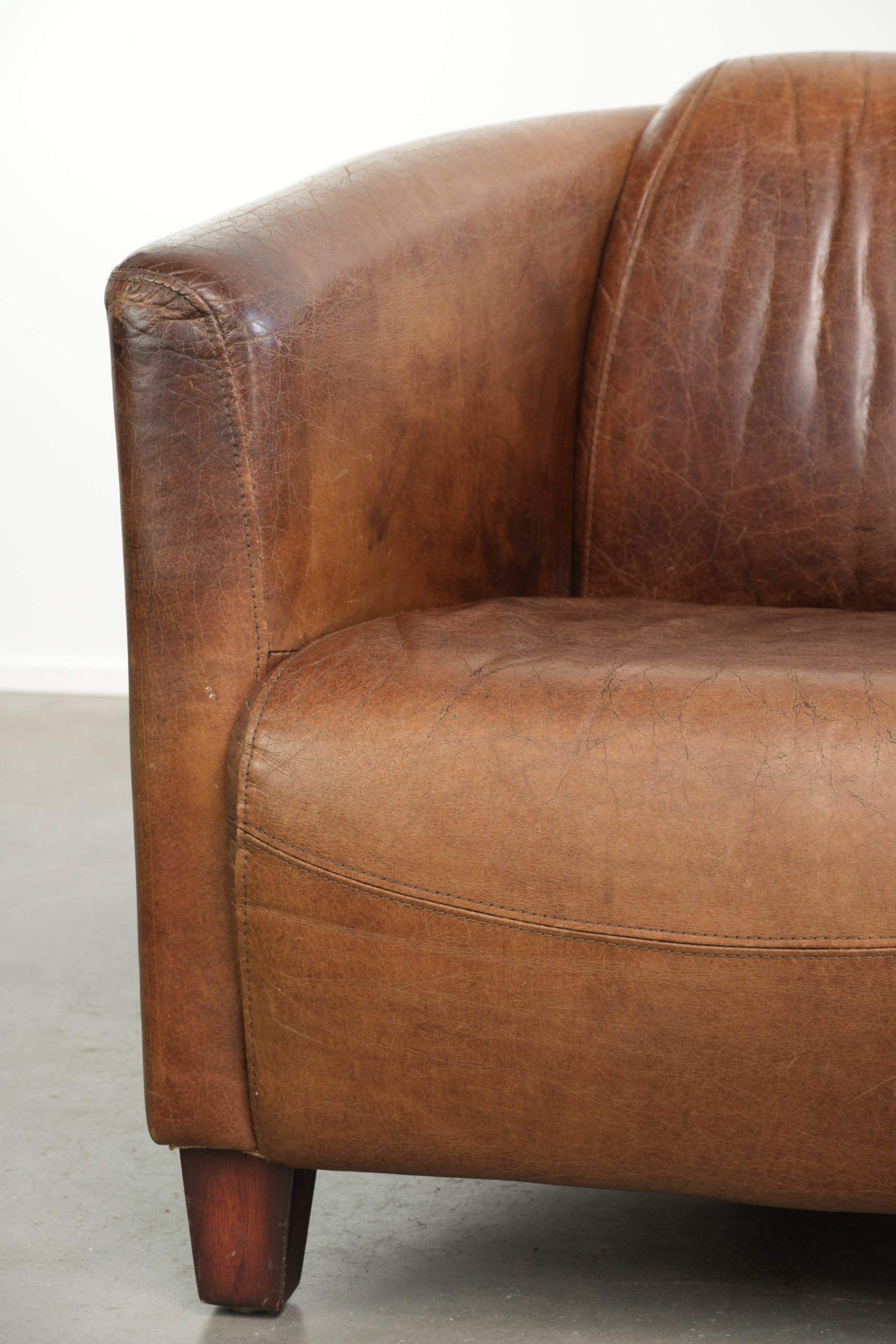 Ensemble de deux fauteuils aviateur vintage en cuir de vachette grainé.