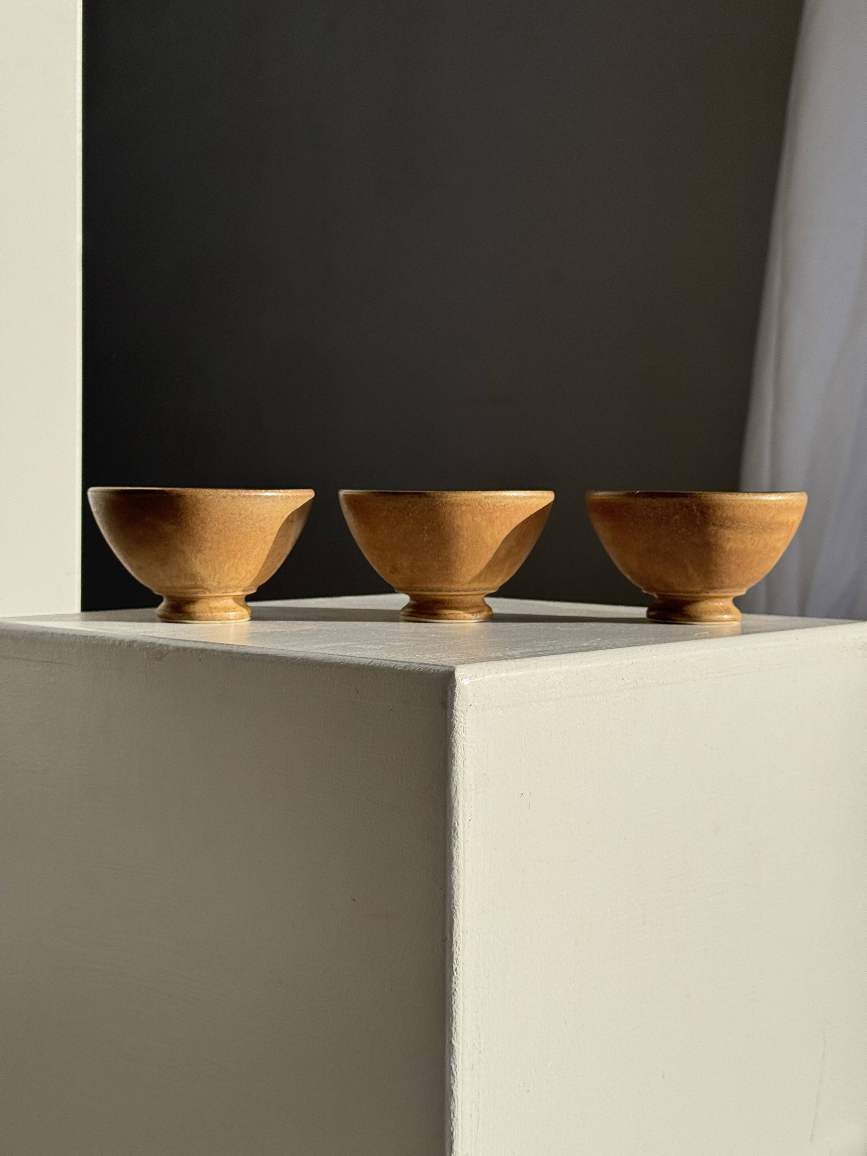 Set of 3 vintage mini bowls on foot, stoneware on pedestal H9 D10.