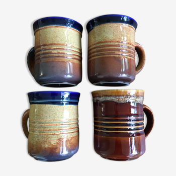 4 tasses de la marque Staffordshire en porcelaine, deux coloris différents