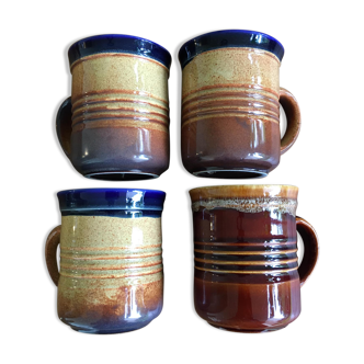 4 tasses de la marque Staffordshire en porcelaine, deux coloris différents