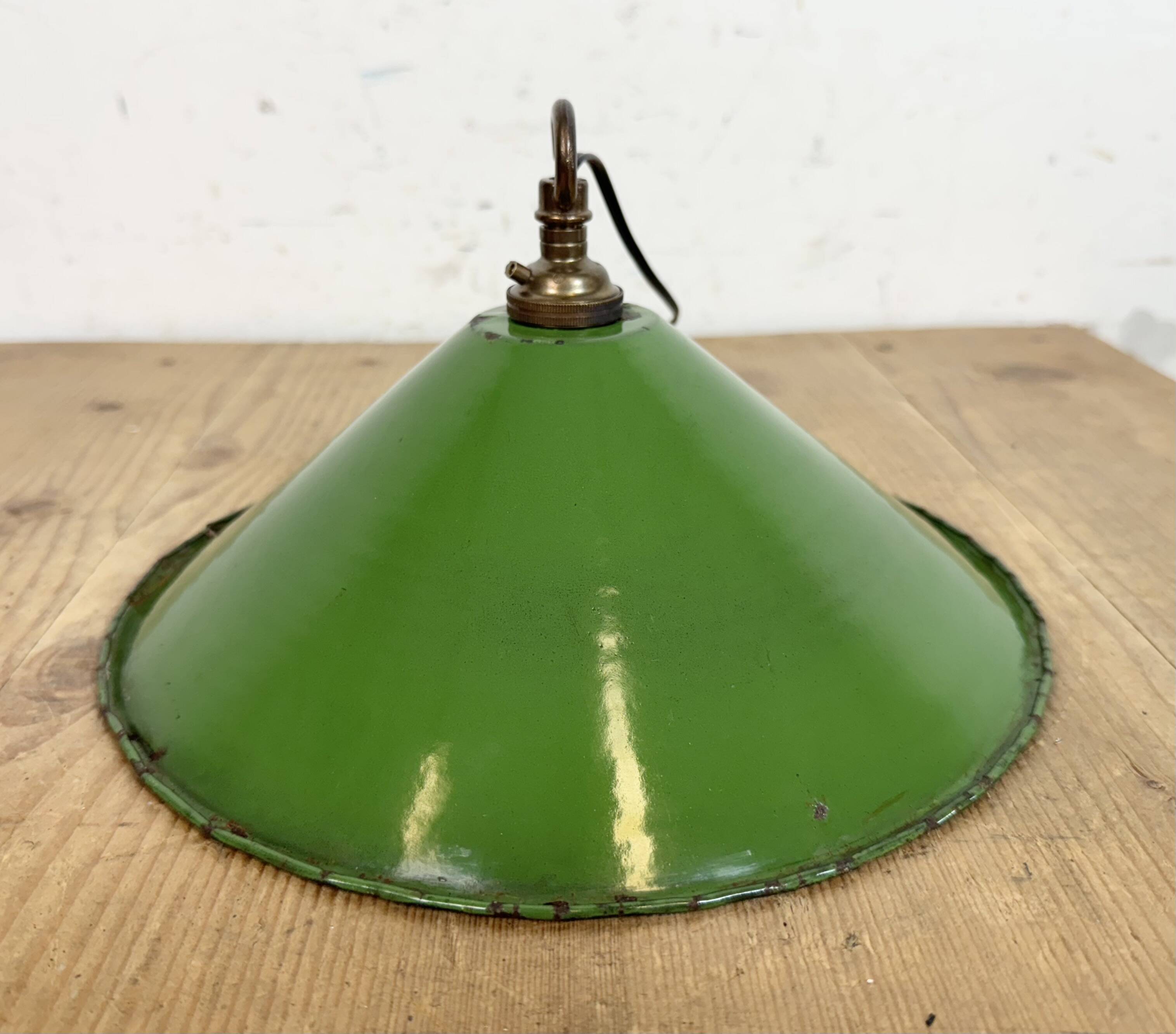 Suspension industrielle britannique en émail vert, années 1950