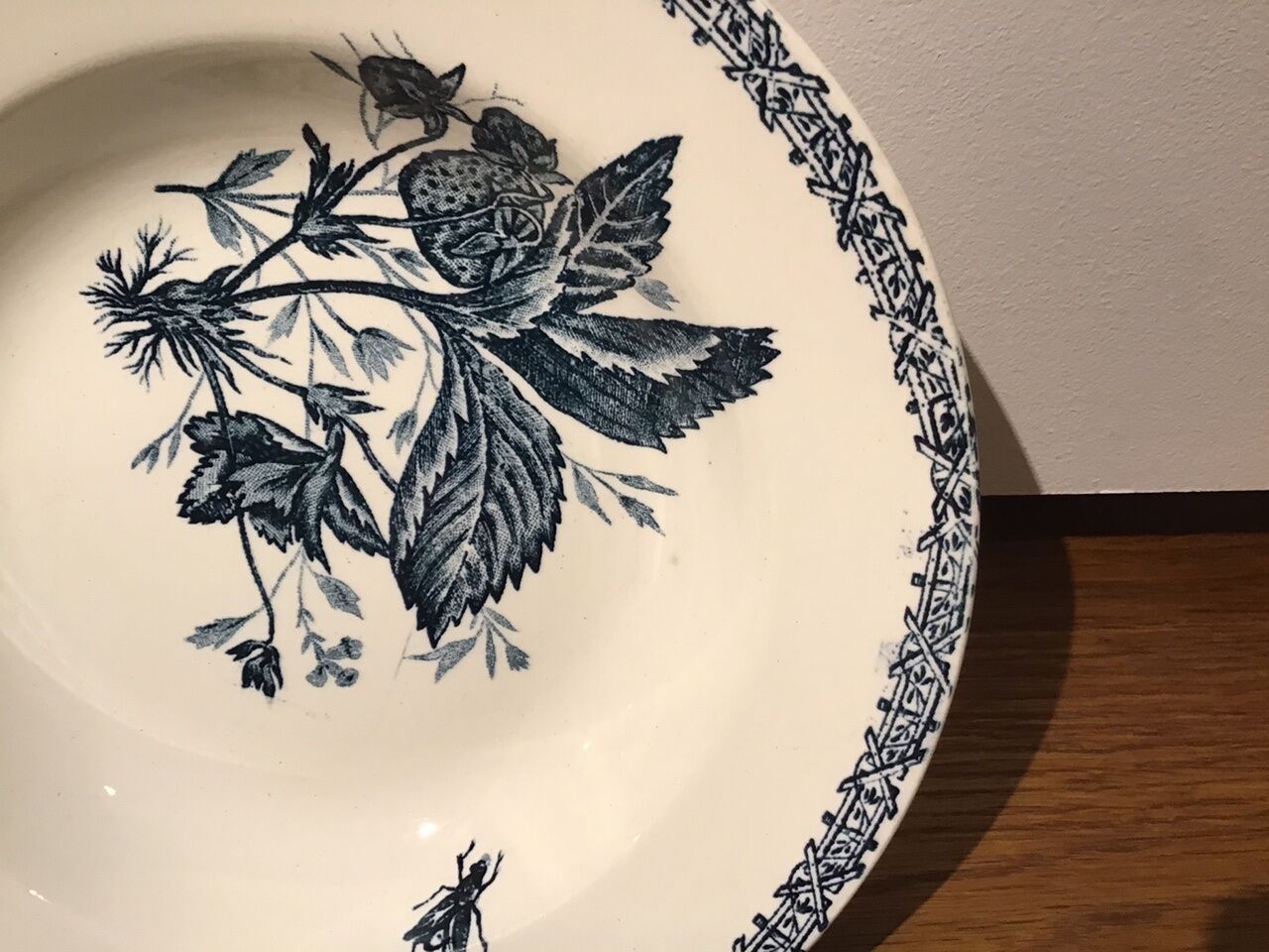 Hollow plate decor insects and strawberries, Manufacture Choisy the King, Iron Land, H Boulenger - Co.