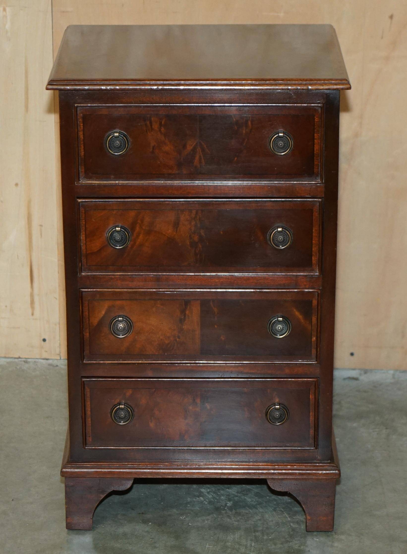 Paire de commodes françaises en bois dur flammé poli
