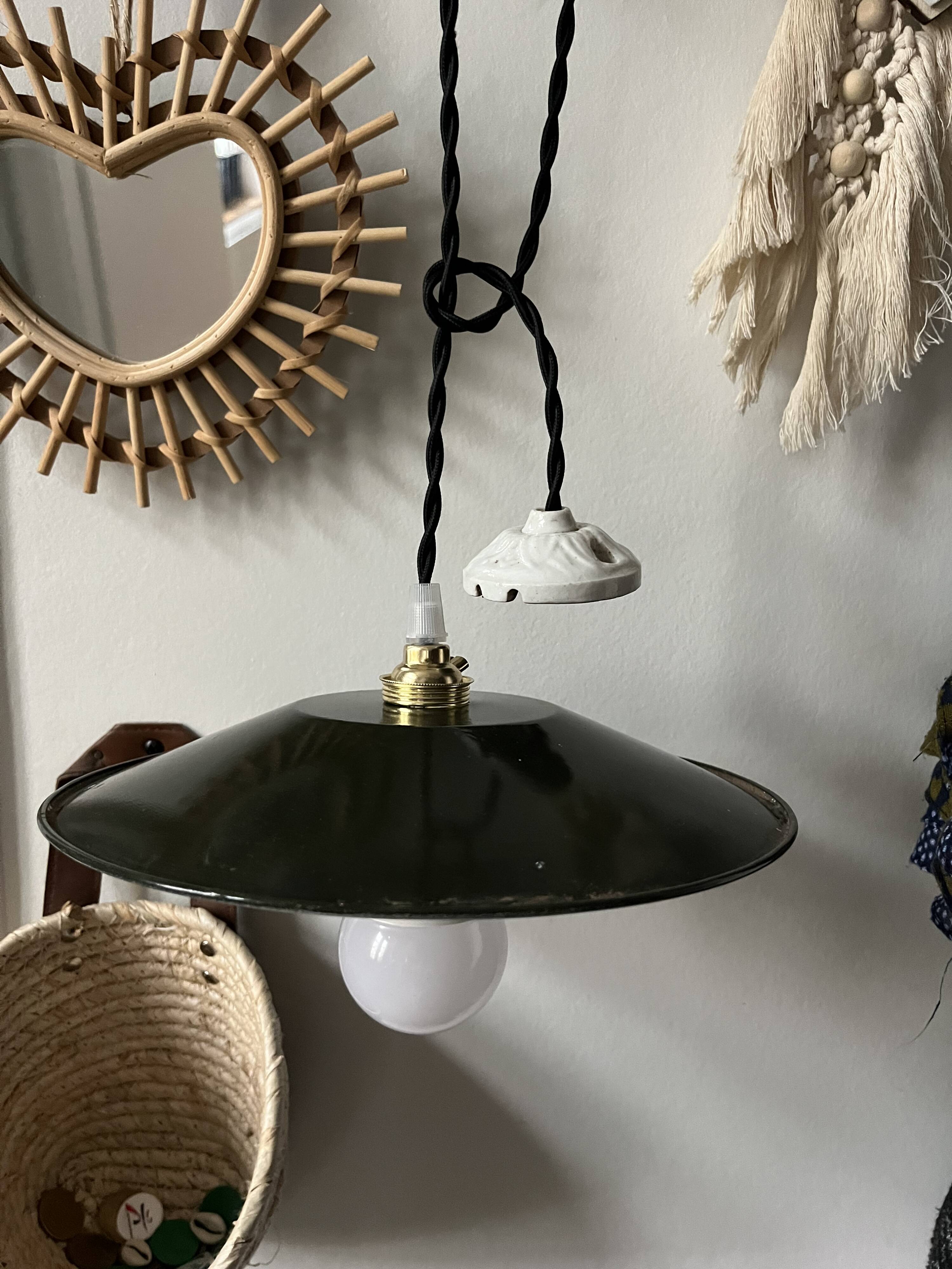 Vintage enamelled tin suspension