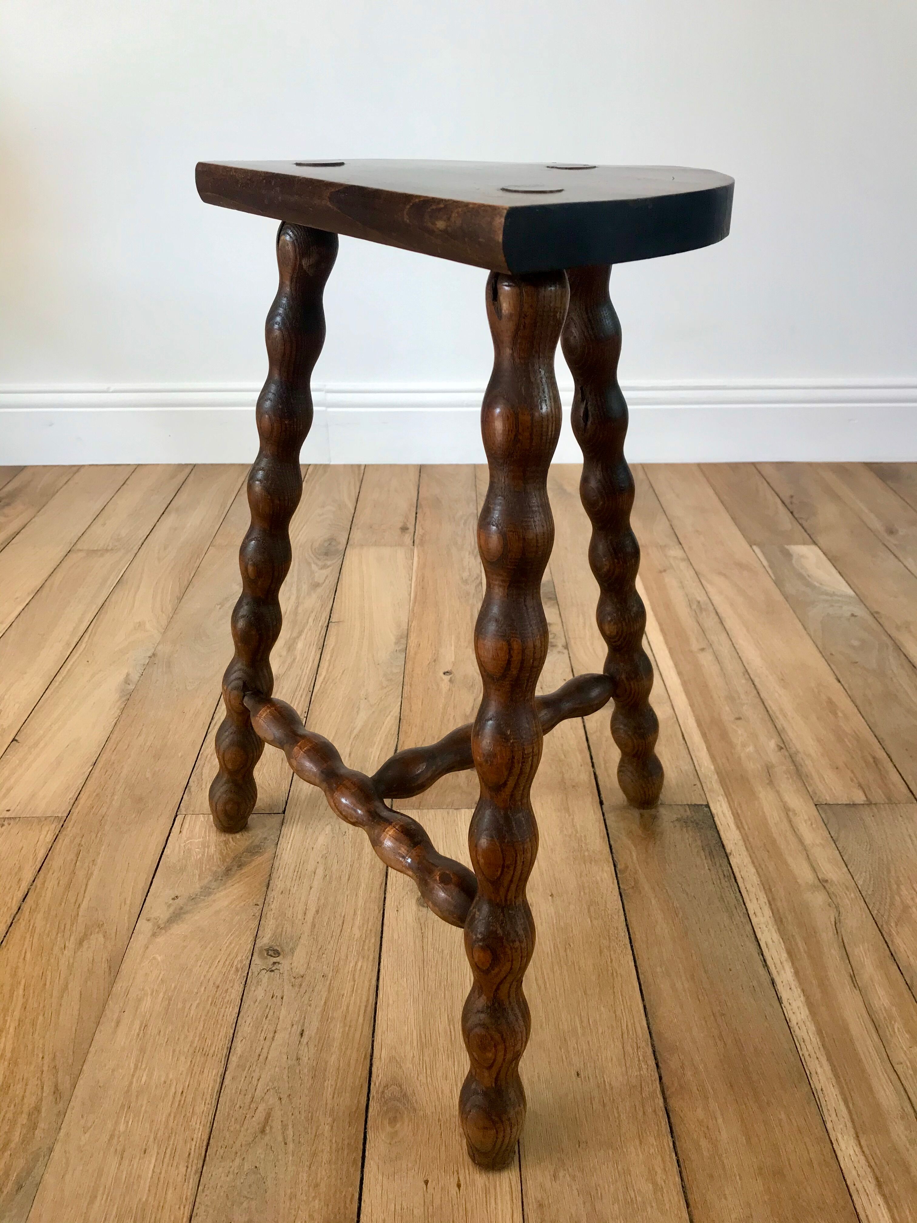 Tripod stool in beaded wood / turned 40s