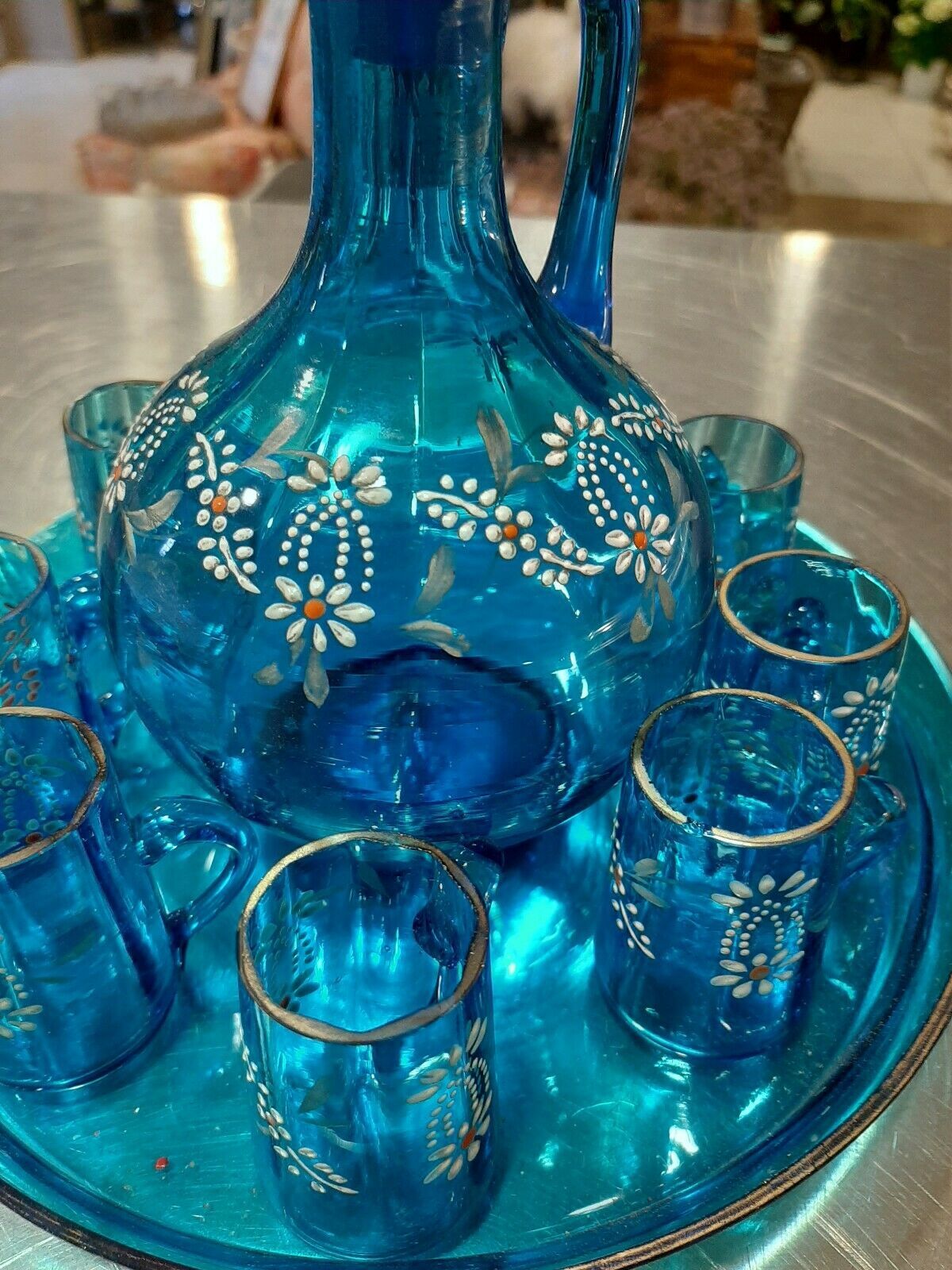 Enamelled liquor service