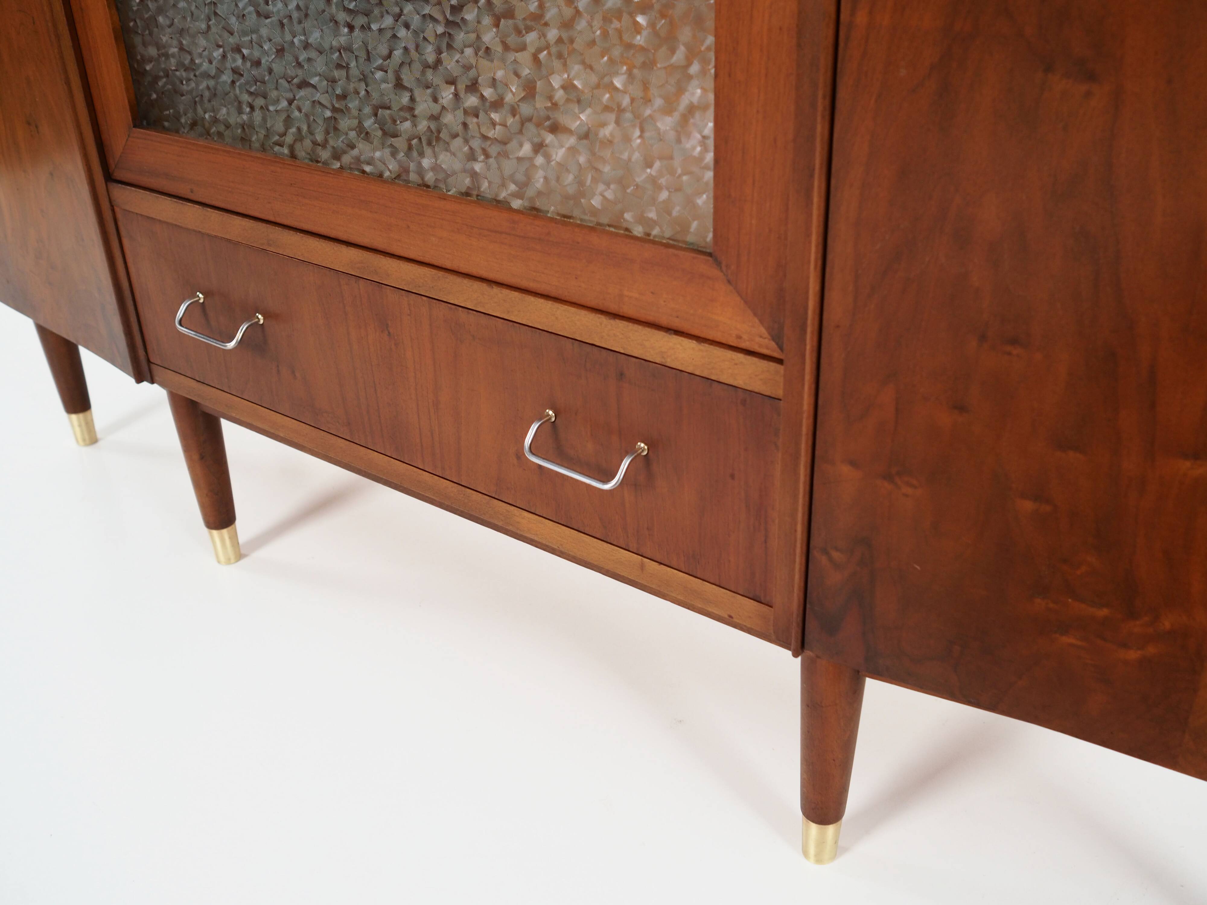 Buffet haut en noyer, design danois, années 1960, production : Danemark