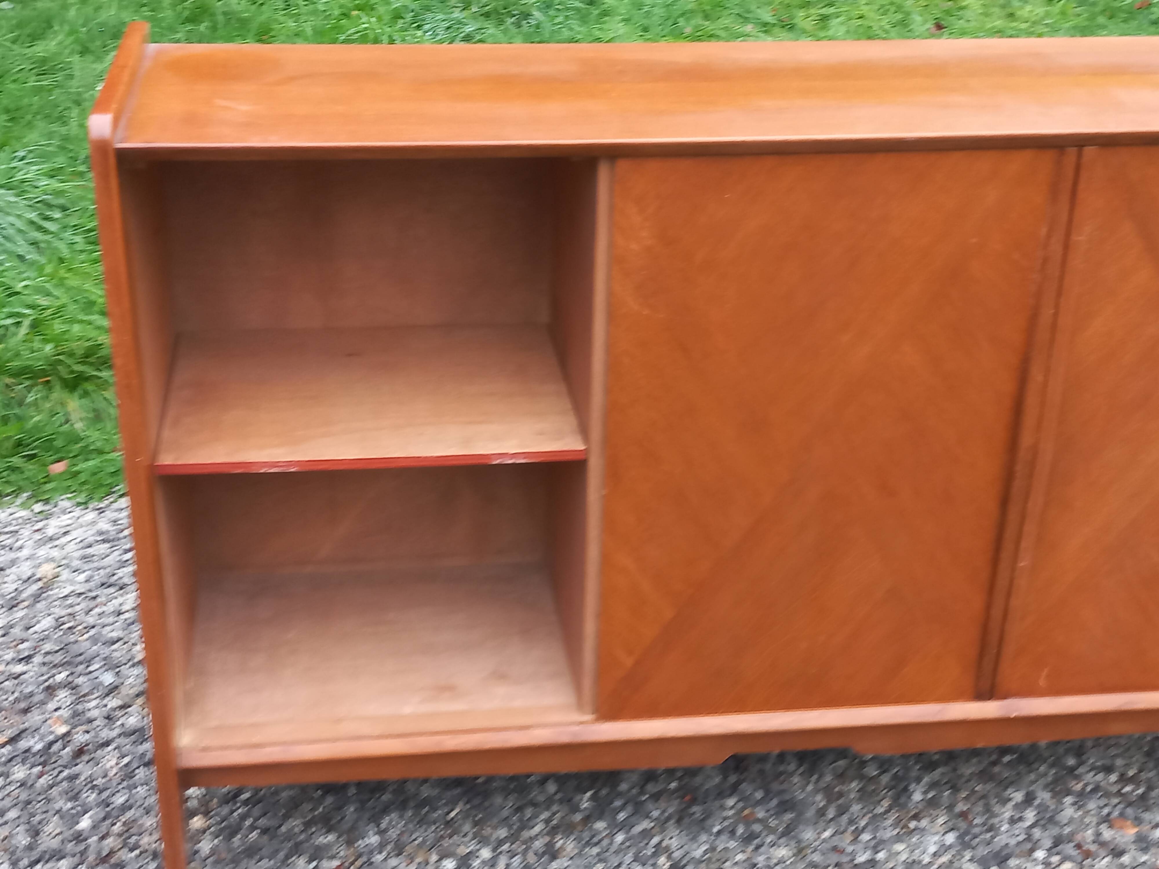 Enfilade vintage en chêne doré portes coulissantes pieds compas 1950