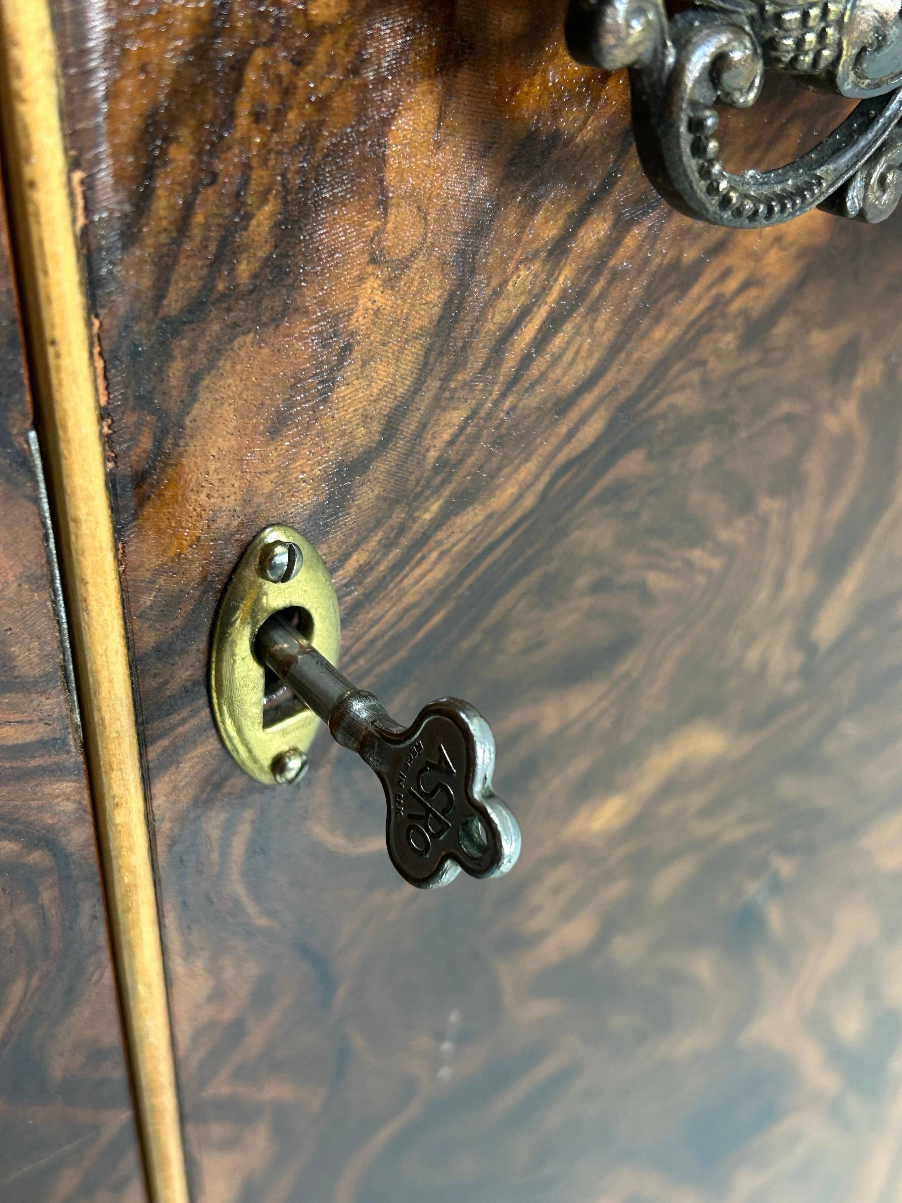 Armoire Art Déco en ronce de noyer 1930