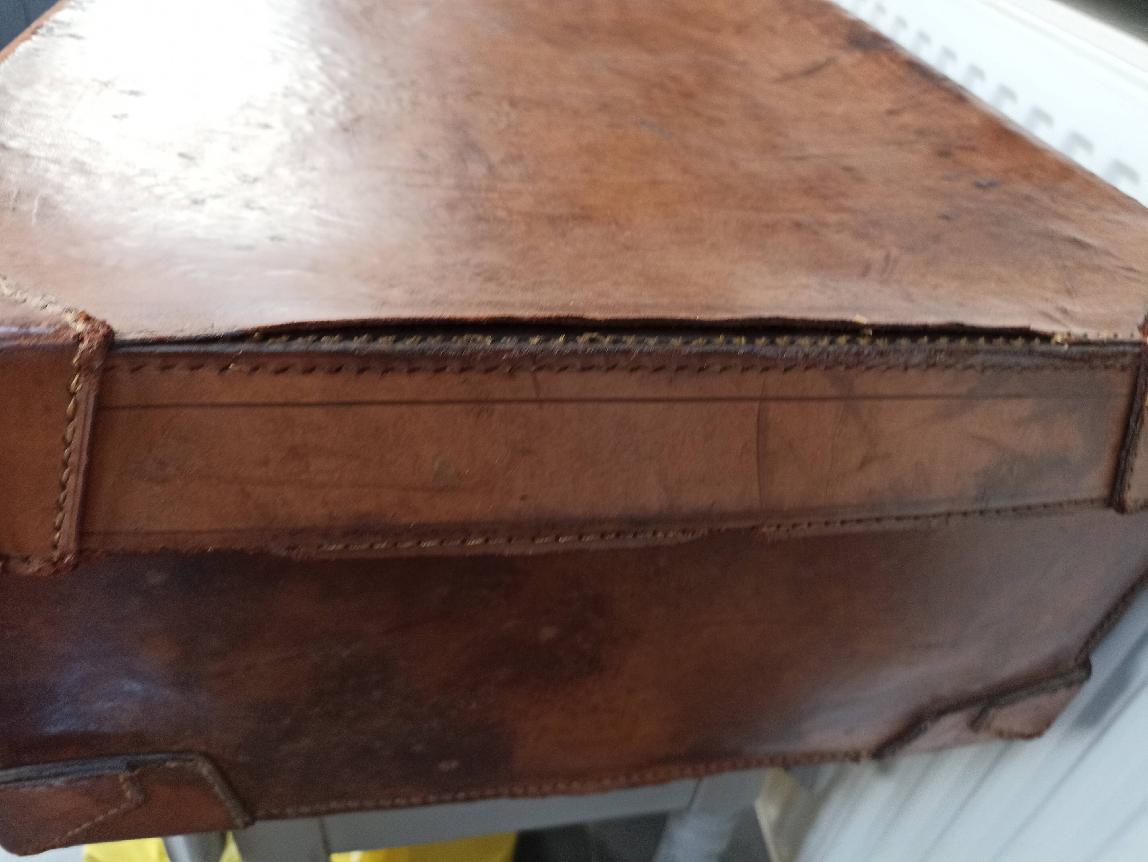 Valise ancienne en cuir