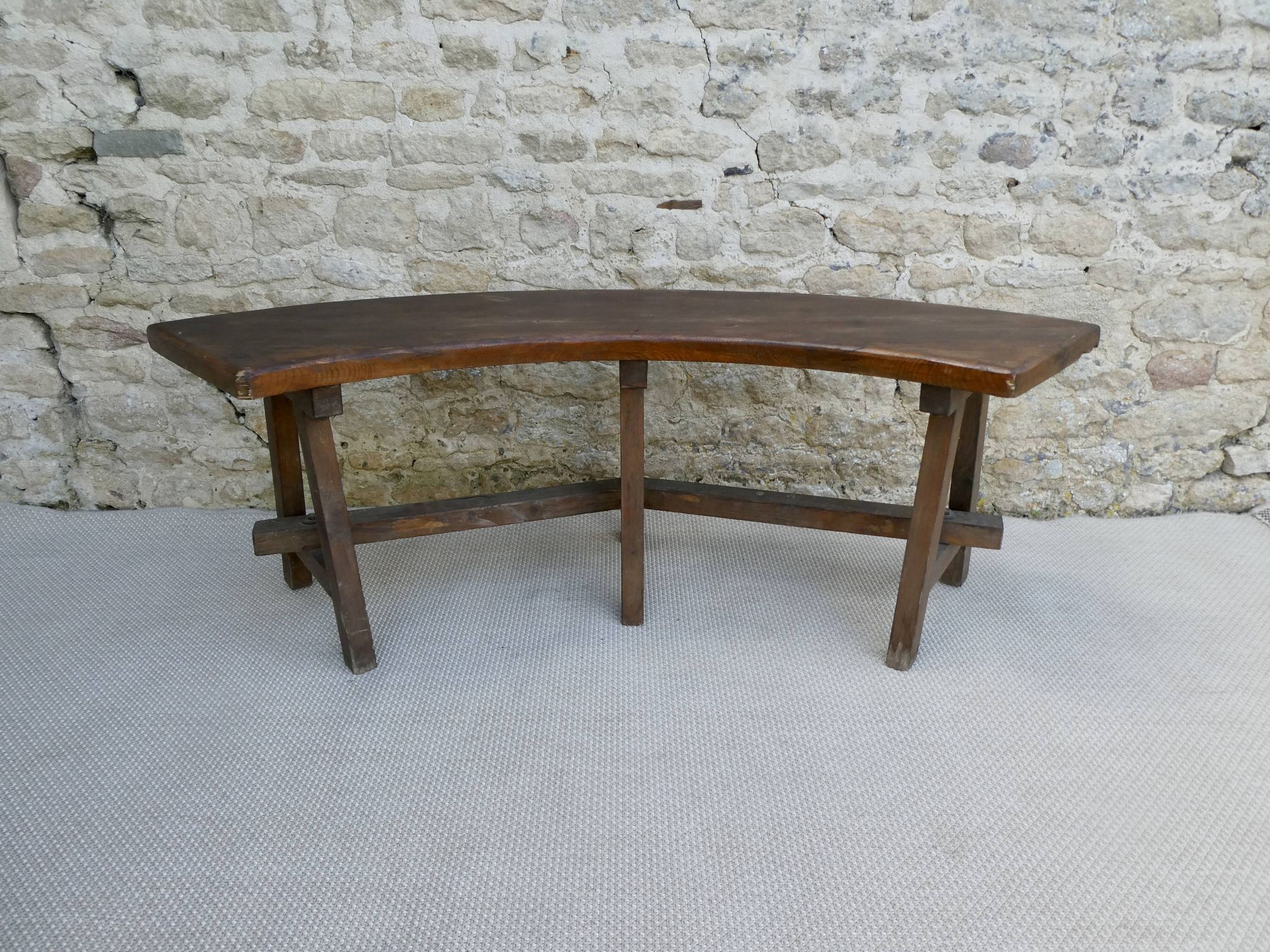 Banc courbe en bois massif, années 70