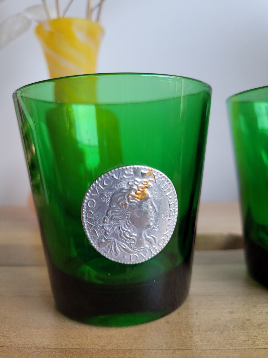 Set of 2 glasses with Dubonnet medallions