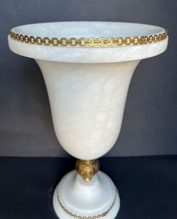Vase en albâtre