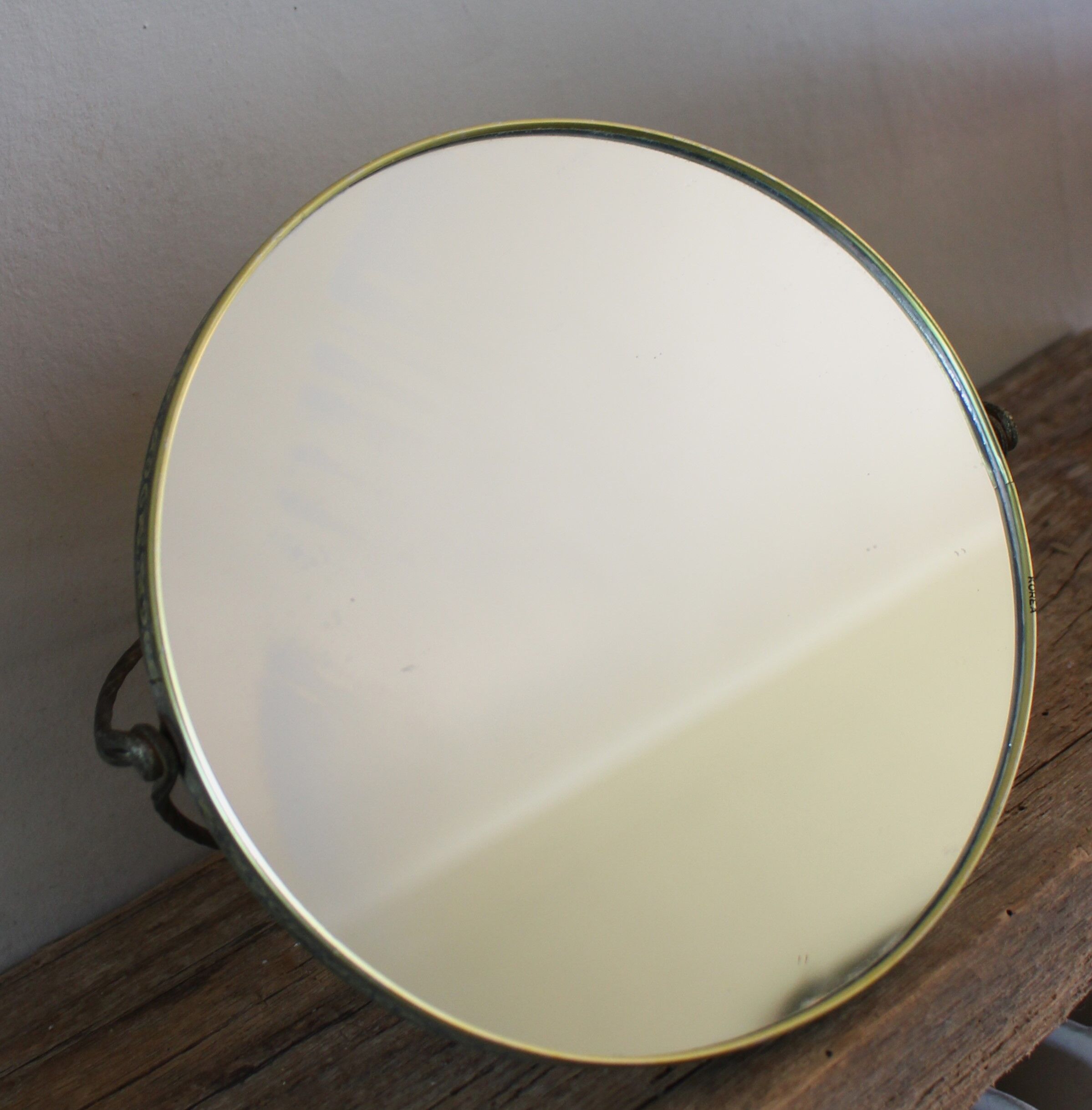 Round barber mirror with double gold legs and decorations