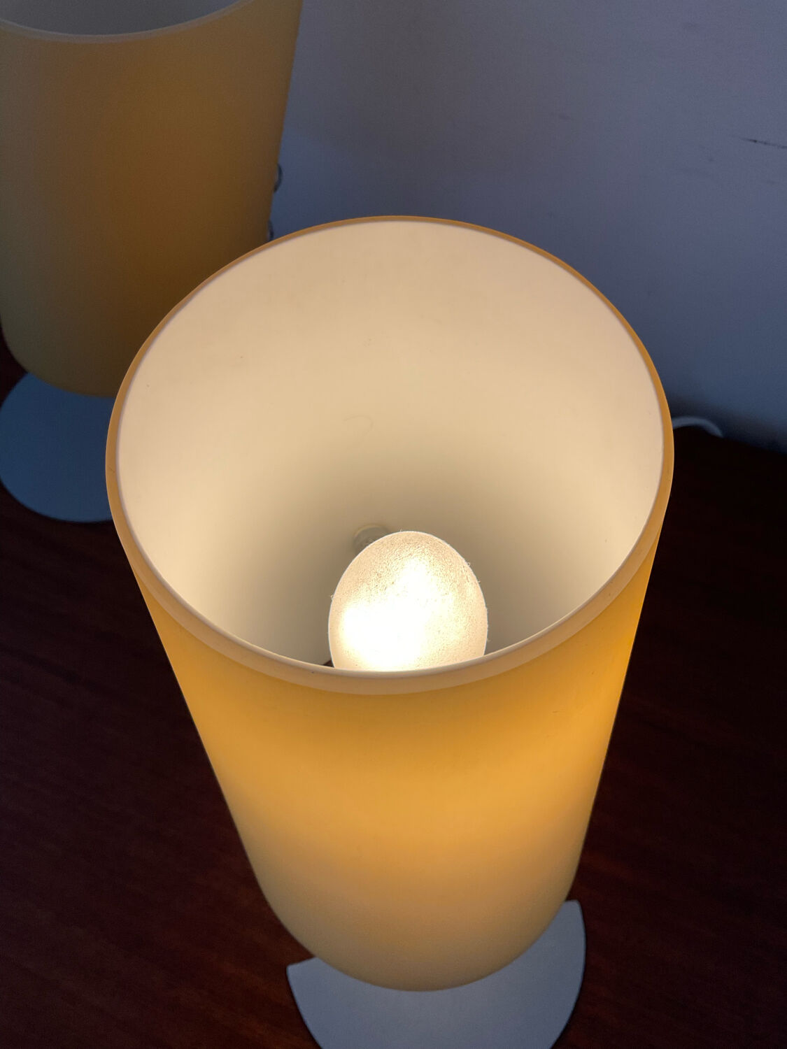 Paire de lampes design en opaline jaune et métal