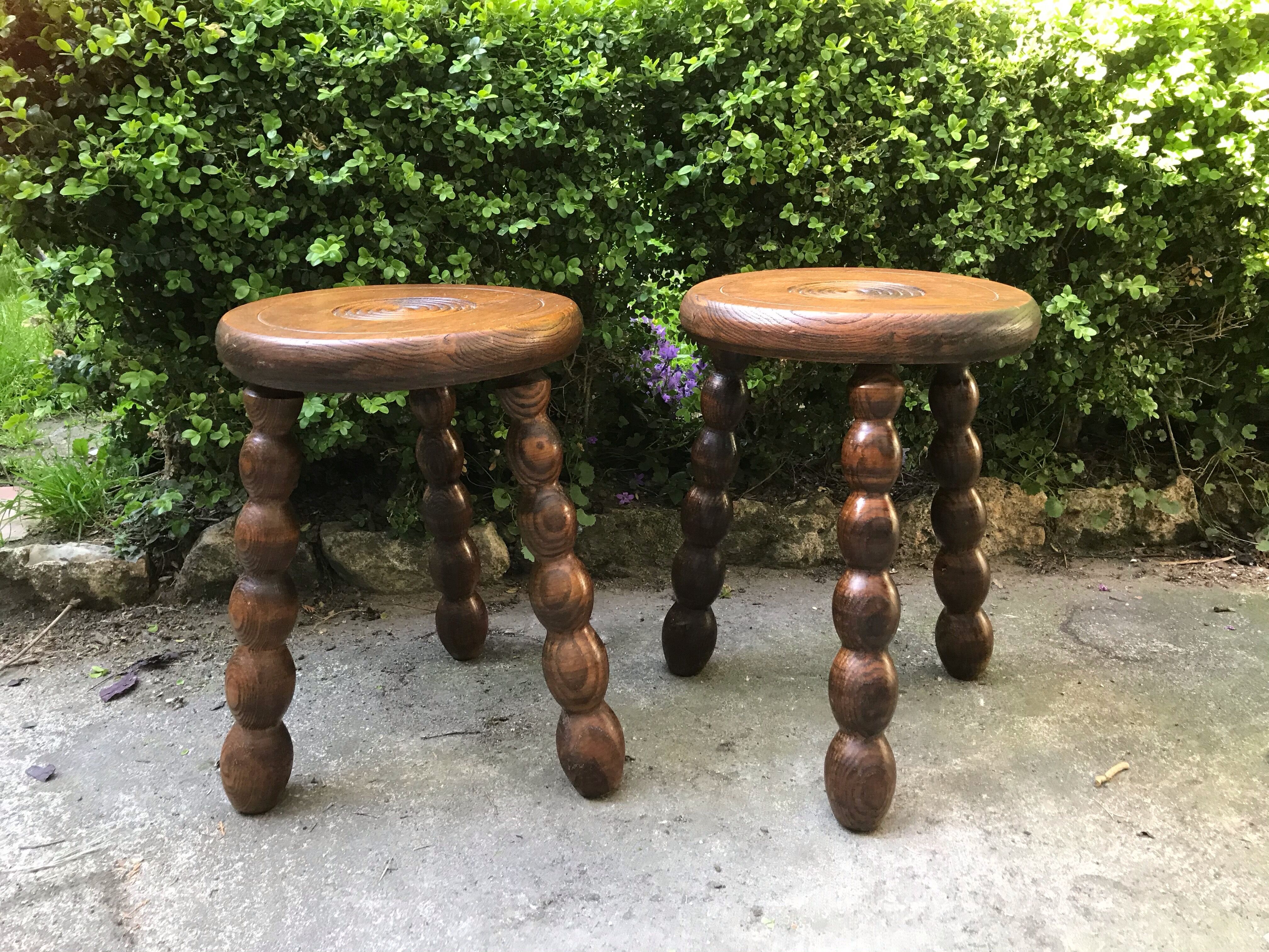 Paire de tabourets tripode en bois tourné