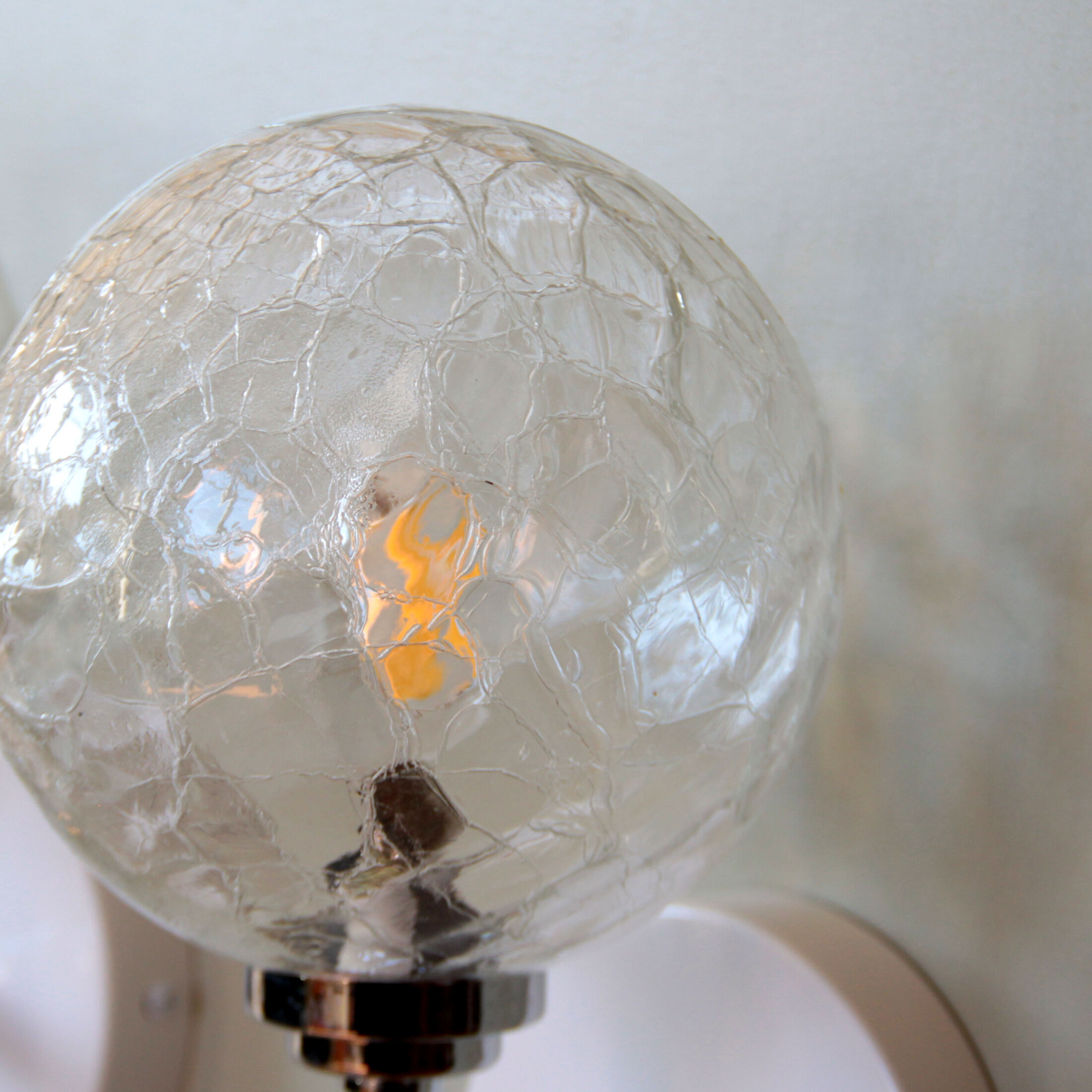 Paire d'appliques anciennes en métal chromé et globes en verre craquelé vintage