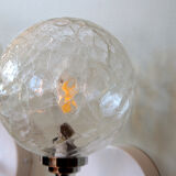 Paire d'appliques anciennes en métal chromé et globes en verre craquelé vintage