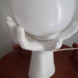 Lampe année 70 deux mains enlace un globe en opaline