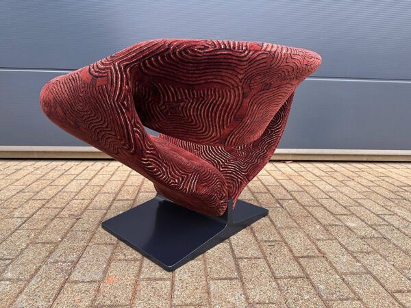 Artifort Ribbon chair van Pierre Paulin + Ottoman, stof Pierre Frey