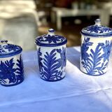 Trois petits pots bleus