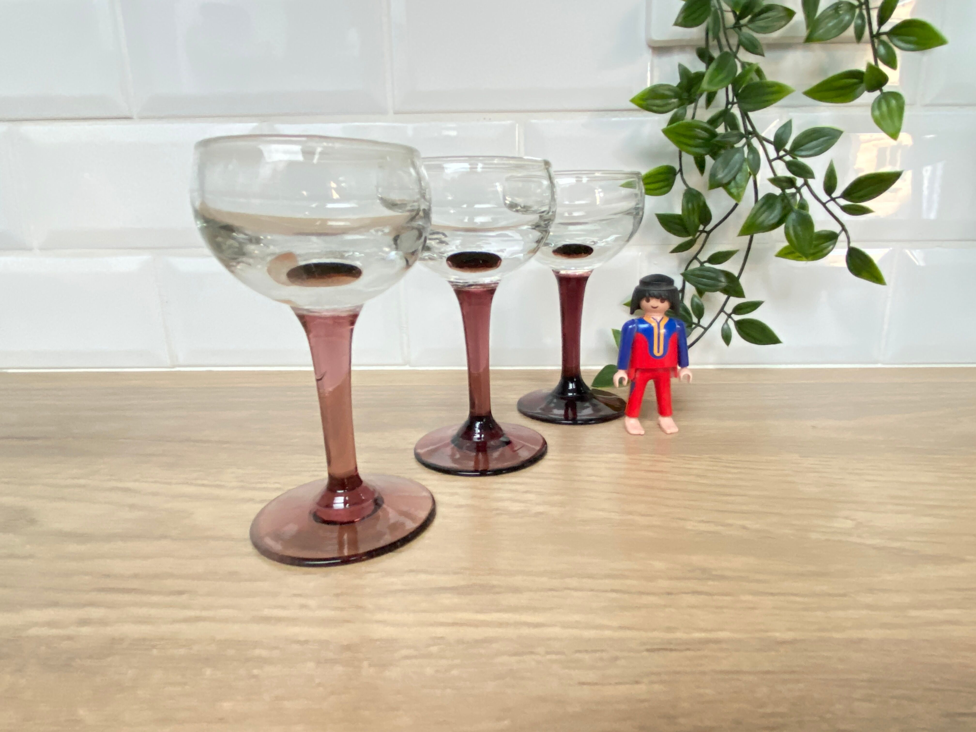 Set of 3 stemmed glasses
