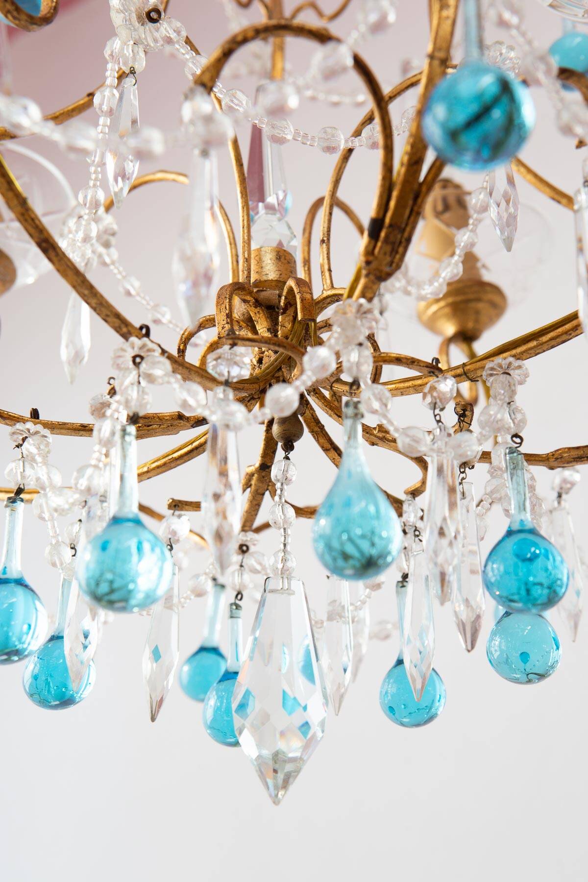 Italian chandelier in gold metal and blue crystal drops
