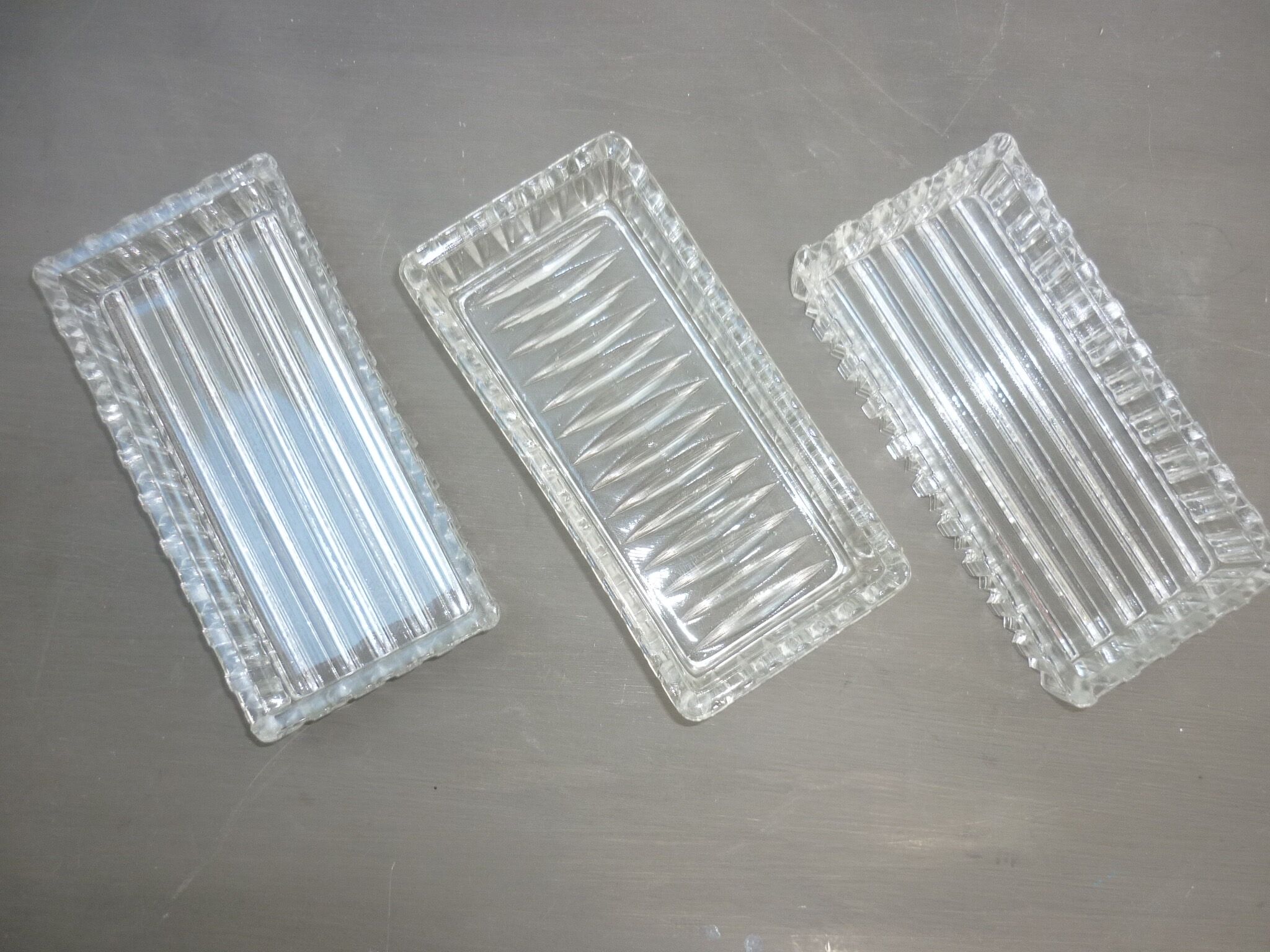 Molded glass ramekins with a toothed décor