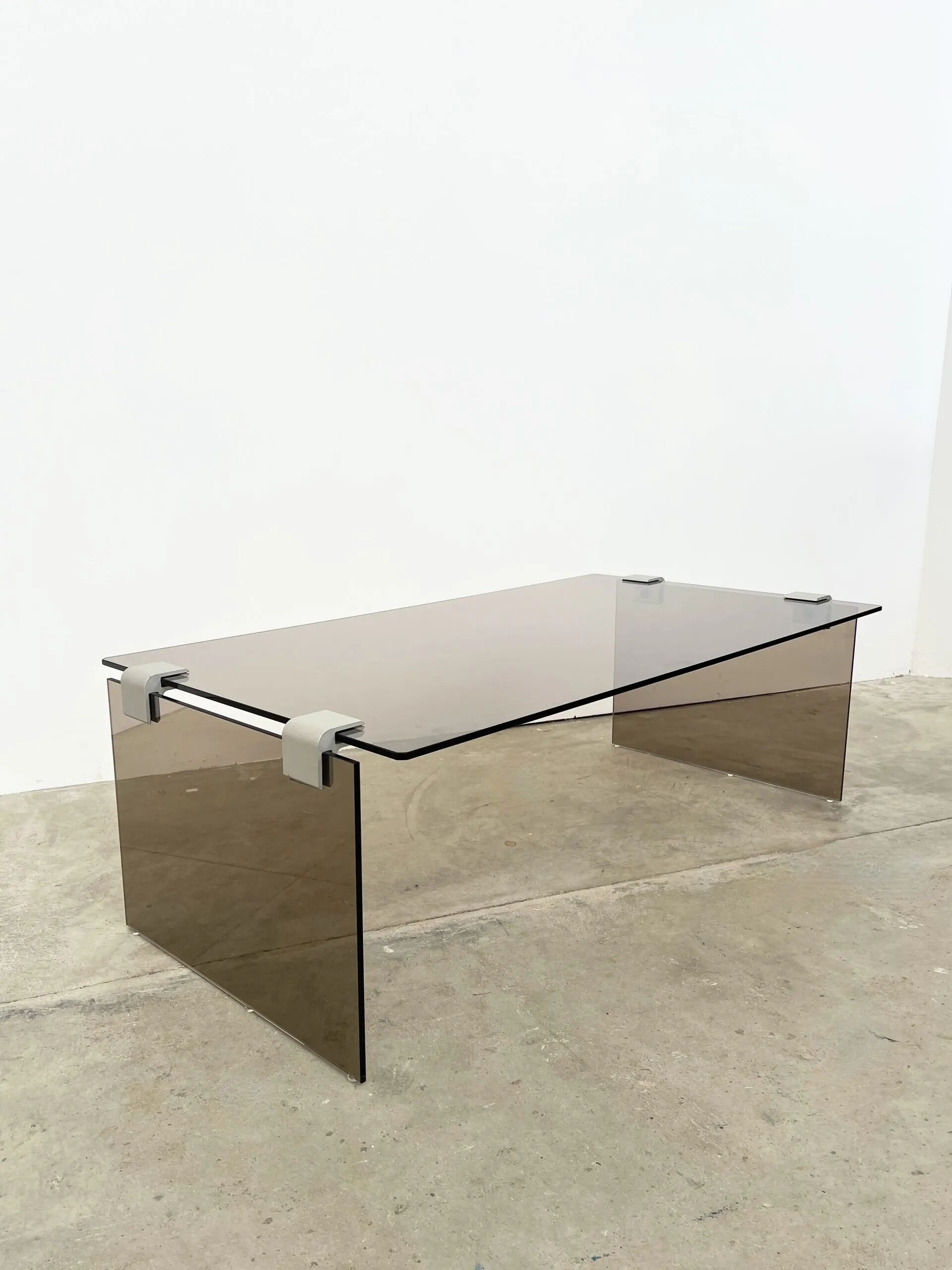 Table basse minimaliste 70s – verre bronze & alu