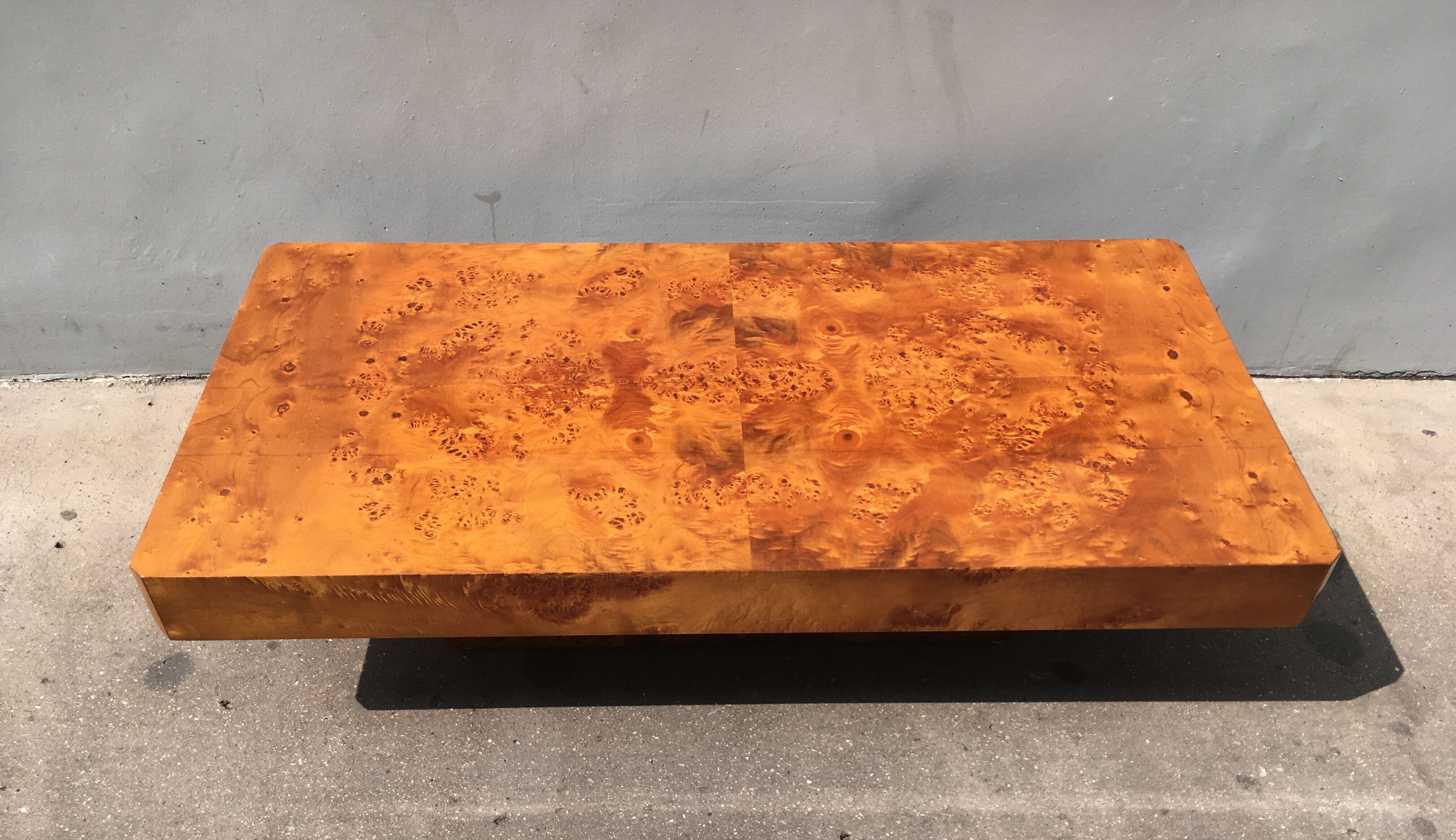 Table basse en loupe d'orme des années 70