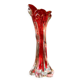 Le vase en verre rouge style Murano.