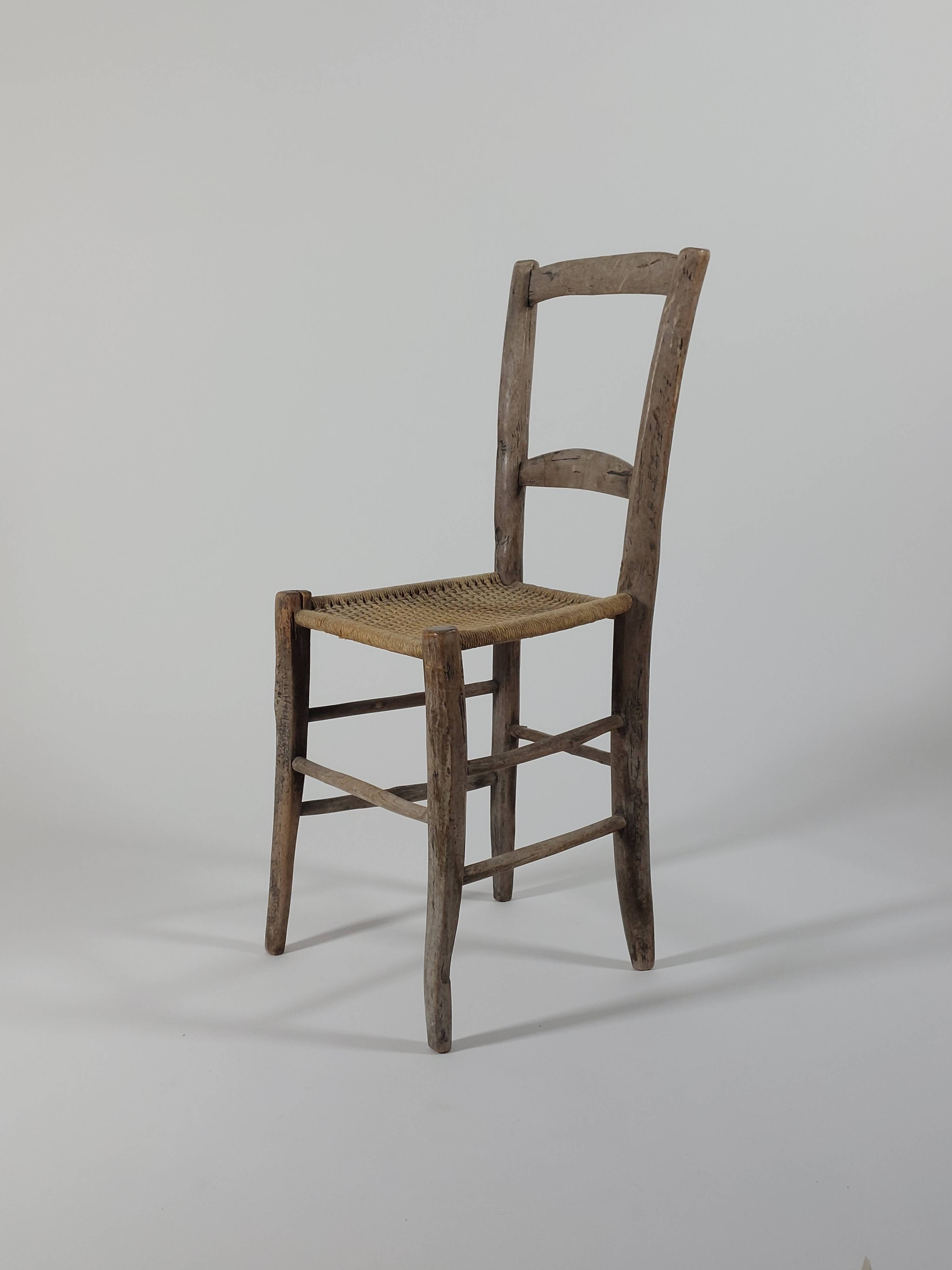 Antique wooden patinated travail populaire rope seat chair