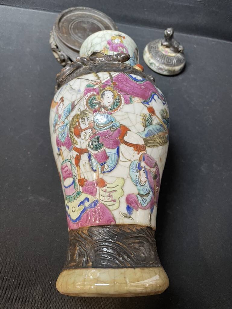 Covered vase – China (Nanking) – 19th century