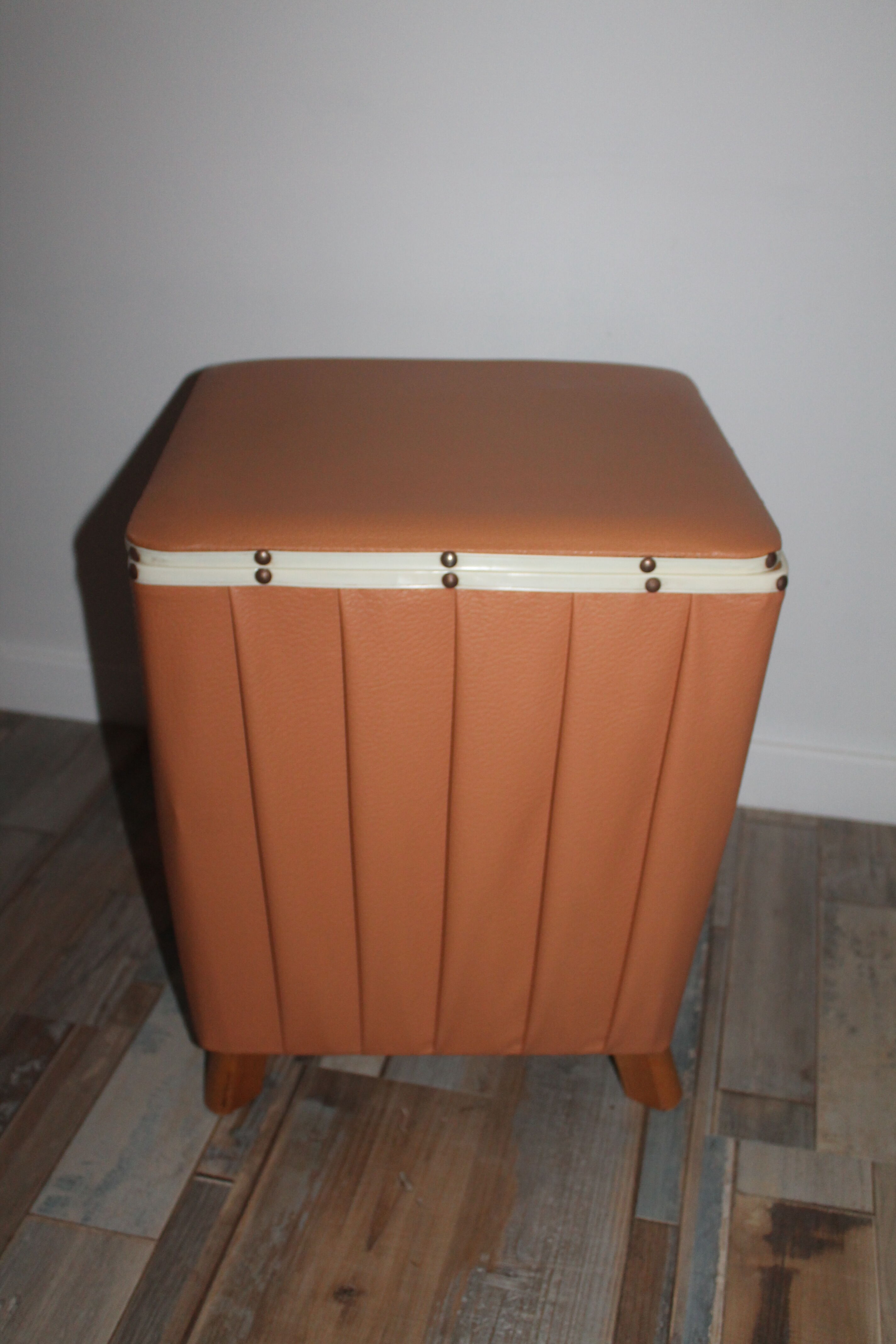 Pouf coffre en skai des années 60