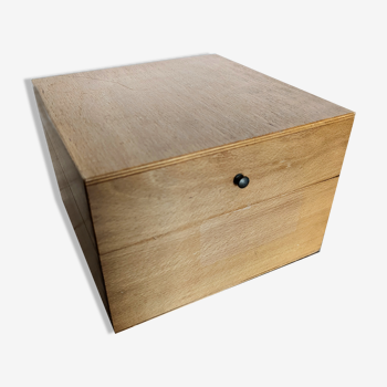 Wooden plug box