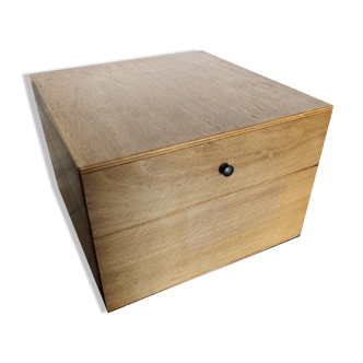 Wooden plug box