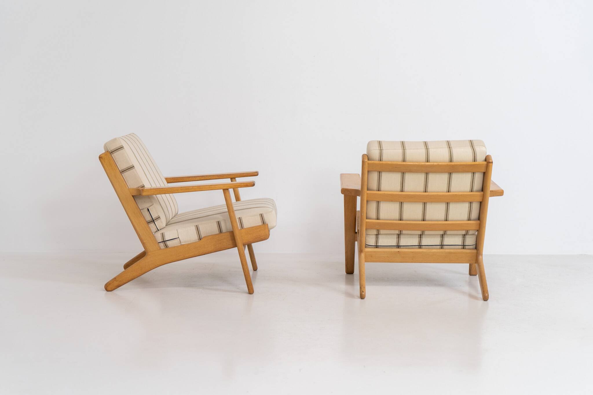 Pair of early GE-290 lounge chairs by Hans J. Wegner
