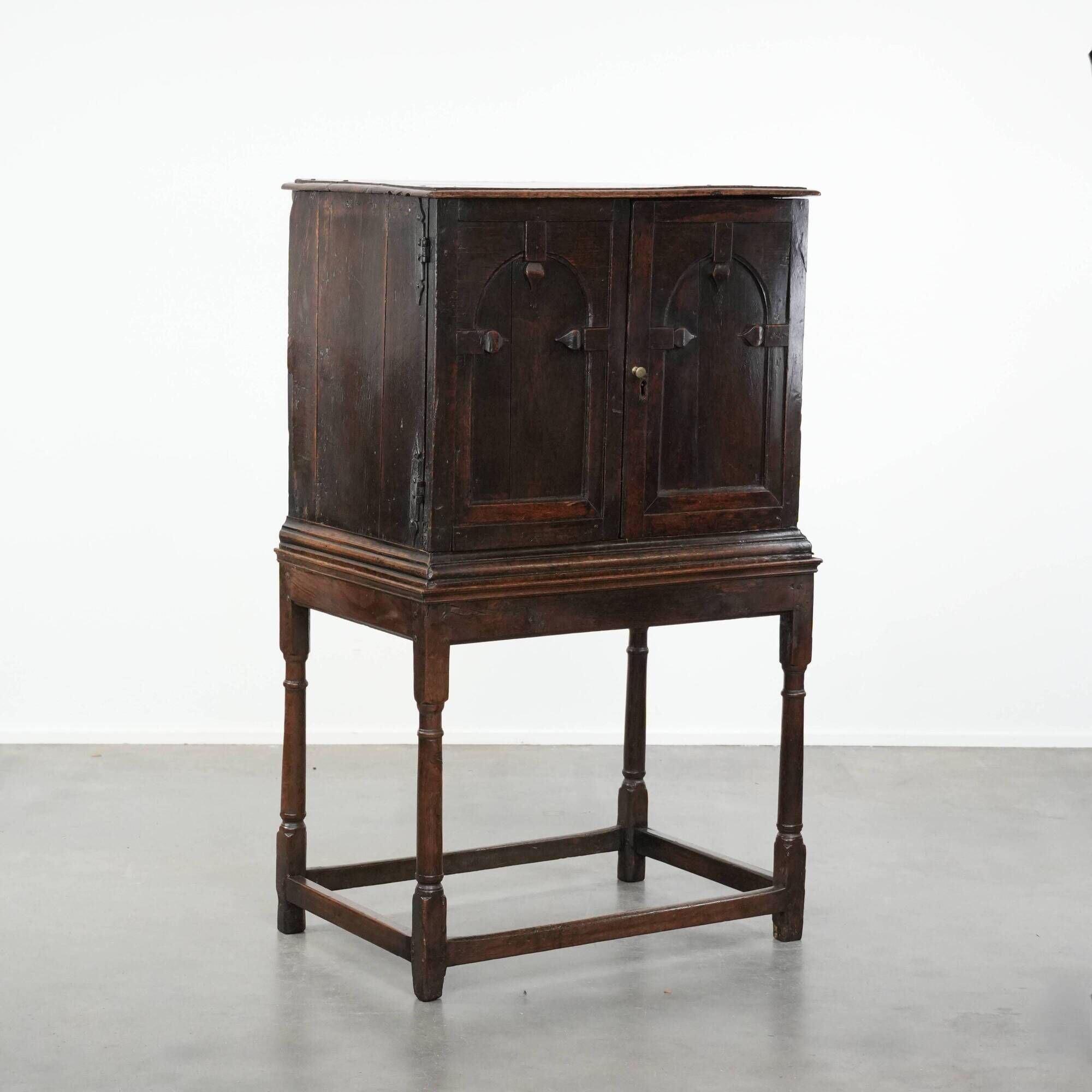 Unieke antieke Engelse kast/ cabinet on stand van eikenhout uit de 17e eeuw