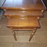 Nesting coffee tables