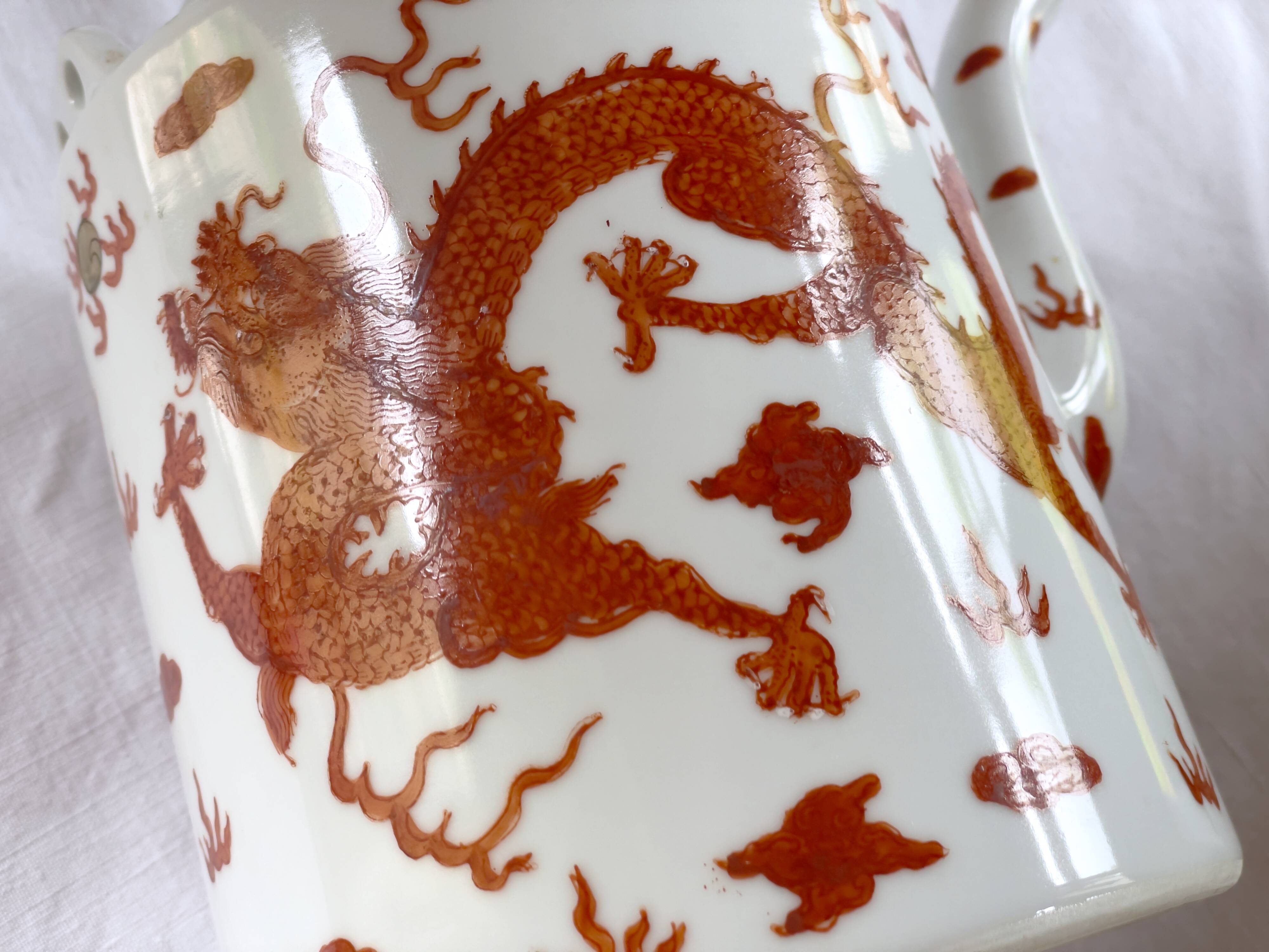 Teapot decorated with 2 dragons Republic 1912-1949 China