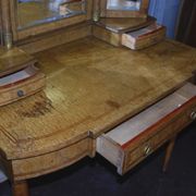 Louis XVI-style hairdresser in elm magnifying glass and 20th century marquetry net.