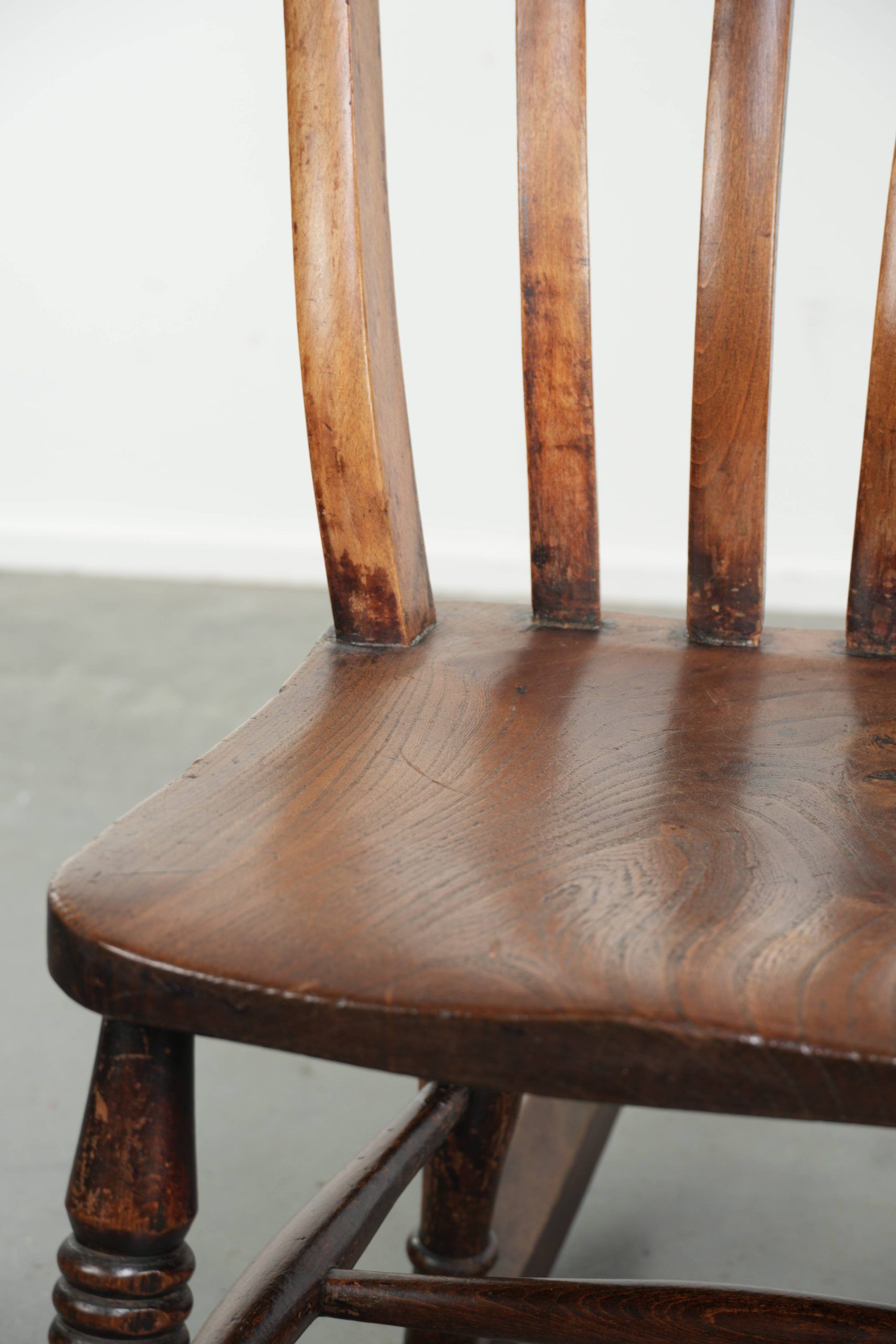 Chaise berçante Windsor en chêne anglais du début du 19e siècle.